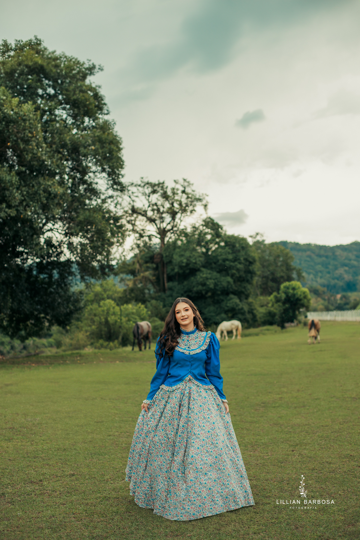 ensaio-de-dezoito-anos-com-cavalo-baloes-vestido-rosa-no-sitio-fotogaraf-de-orleans-fotografa-de-lauro-muller-fotografa-destaque-do-ano-de-2023-