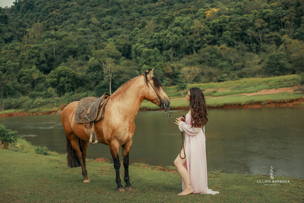 ensaio-de-dezoito-anos-com-cavalo-baloes-vestido-rosa-no-sitio-fotogaraf-de-orleans-fotografa-de-lauro-muller-fotografa-destaque-do-ano-de-2023-