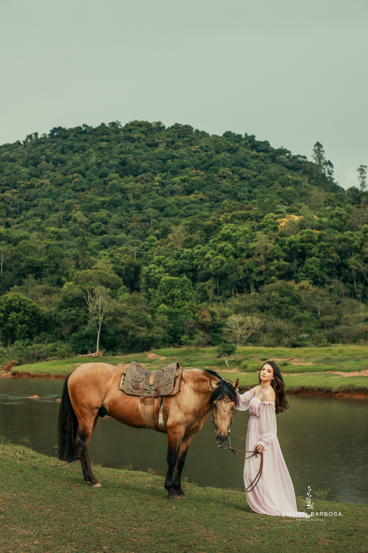 ensaio-de-dezoito-anos-com-cavalo-baloes-vestido-rosa-no-sitio-fotogaraf-de-orleans-fotografa-de-lauro-muller-fotografa-destaque-do-ano-de-2023-