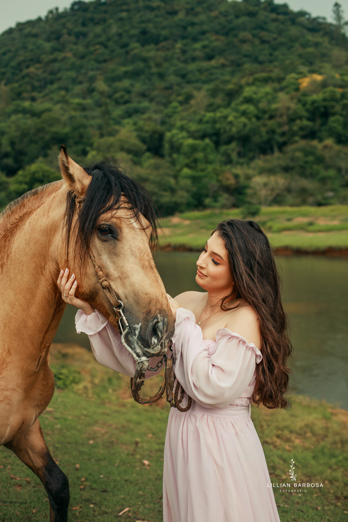 ensaio-de-dezoito-anos-com-cavalo-baloes-vestido-rosa-no-sitio-fotogaraf-de-orleans-fotografa-de-lauro-muller-fotografa-destaque-do-ano-de-2023-