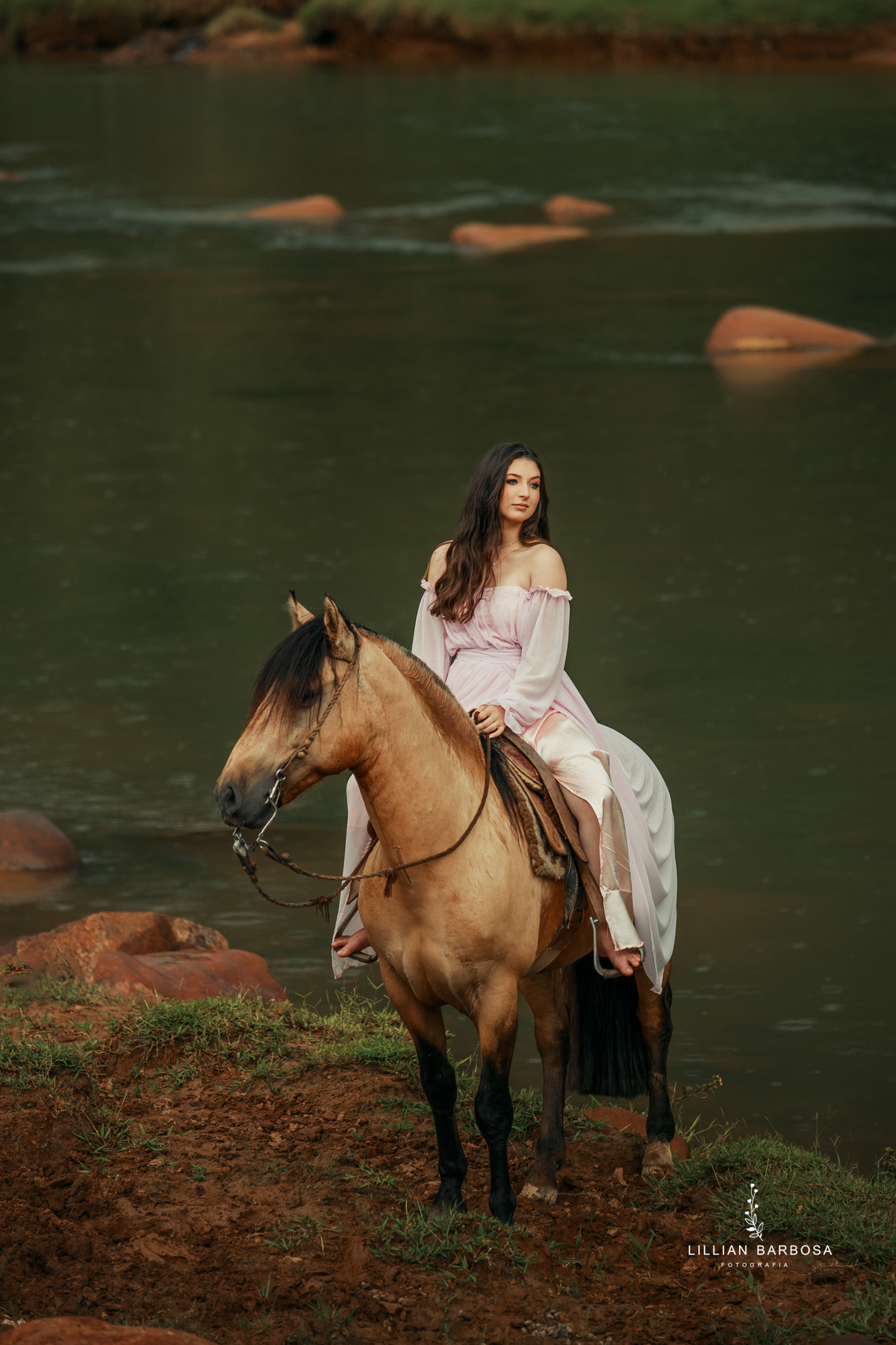 ensaio-de-dezoito-anos-com-cavalo-baloes-vestido-rosa-no-sitio-fotogaraf-de-orleans-fotografa-de-lauro-muller-fotografa-destaque-do-ano-de-2023-