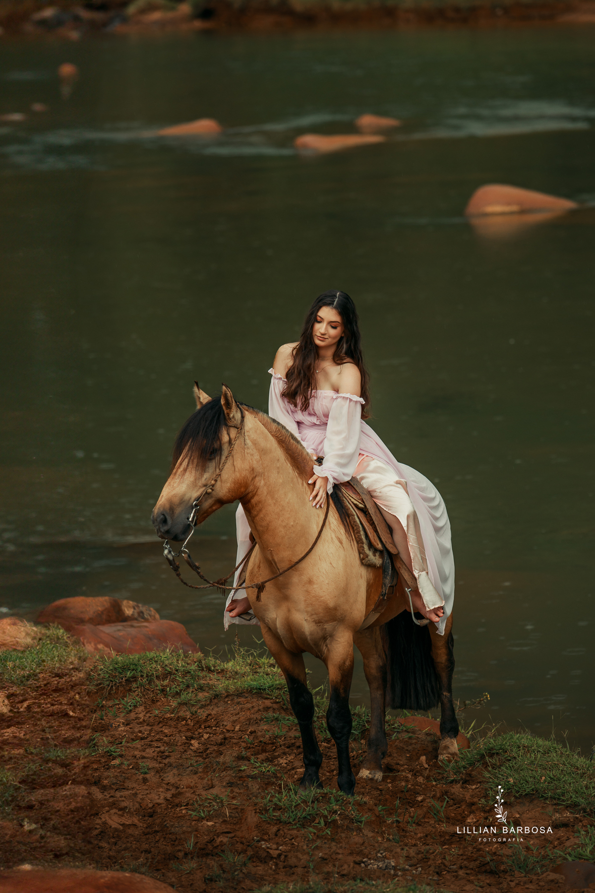 ensaio-de-dezoito-anos-com-cavalo-baloes-vestido-rosa-no-sitio-fotogaraf-de-orleans-fotografa-de-lauro-muller-fotografa-destaque-do-ano-de-2023-