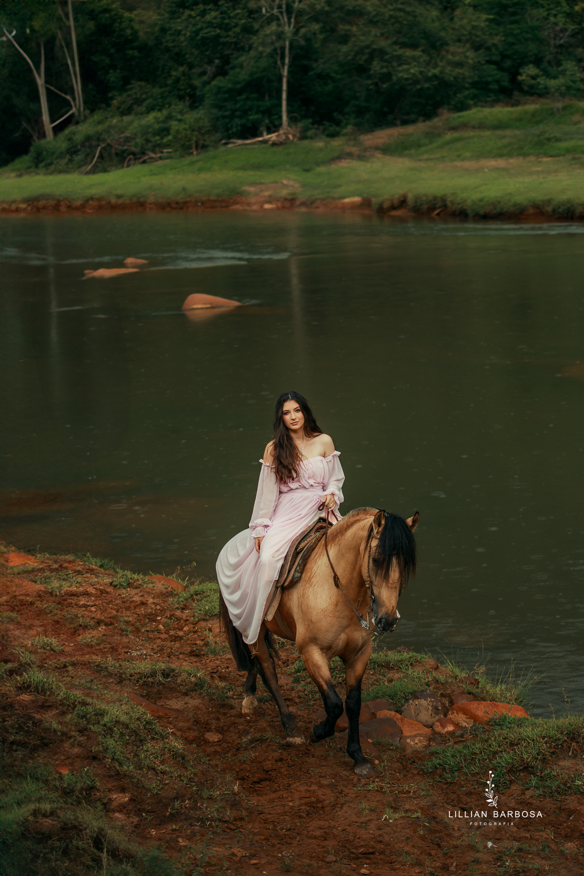 ensaio-de-dezoito-anos-com-cavalo-baloes-vestido-rosa-no-sitio-fotogaraf-de-orleans-fotografa-de-lauro-muller-fotografa-destaque-do-ano-de-2023-