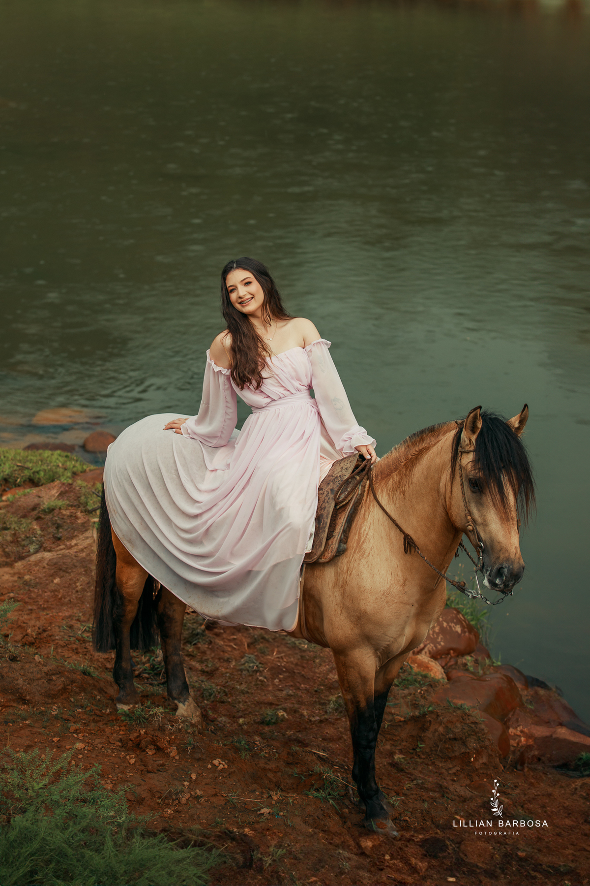 ensaio-de-dezoito-anos-com-cavalo-baloes-vestido-rosa-no-sitio-fotogaraf-de-orleans-fotografa-de-lauro-muller-fotografa-destaque-do-ano-de-2023-