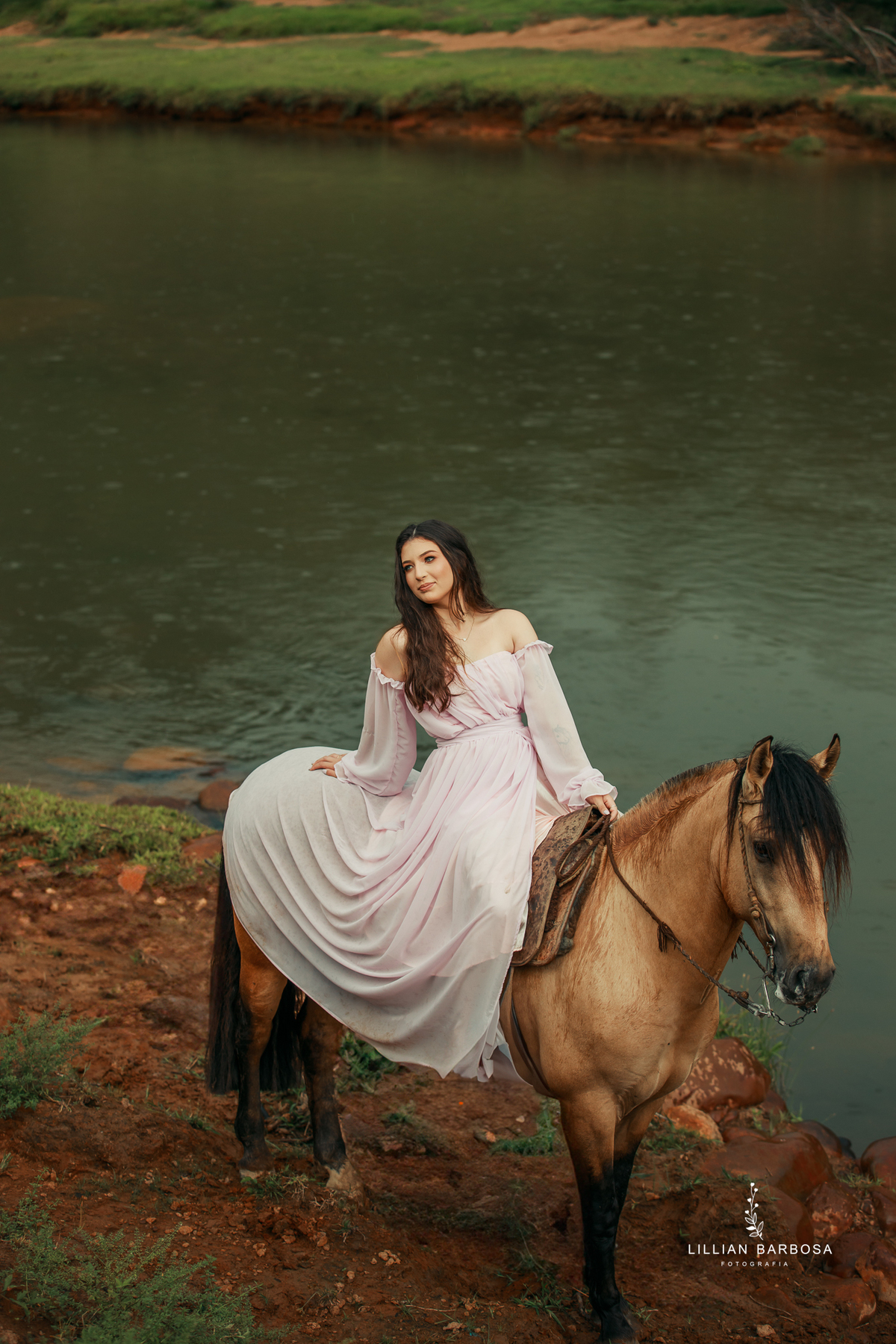 ensaio-de-dezoito-anos-com-cavalo-baloes-vestido-rosa-no-sitio-fotogaraf-de-orleans-fotografa-de-lauro-muller-fotografa-destaque-do-ano-de-2023-