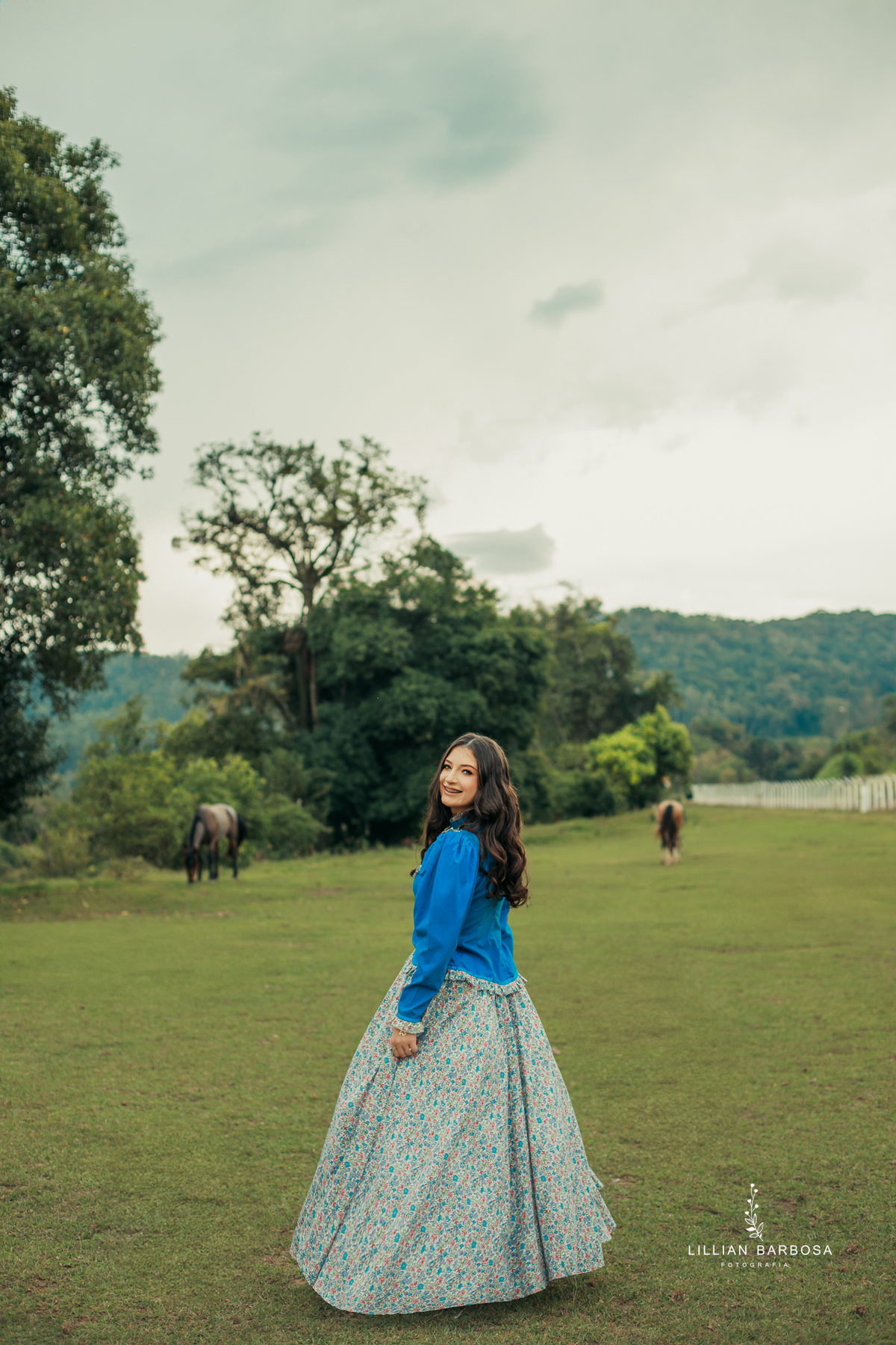 ensaio-de-dezoito-anos-com-cavalo-baloes-vestido-rosa-no-sitio-fotogaraf-de-orleans-fotografa-de-lauro-muller-fotografa-destaque-do-ano-de-2023-