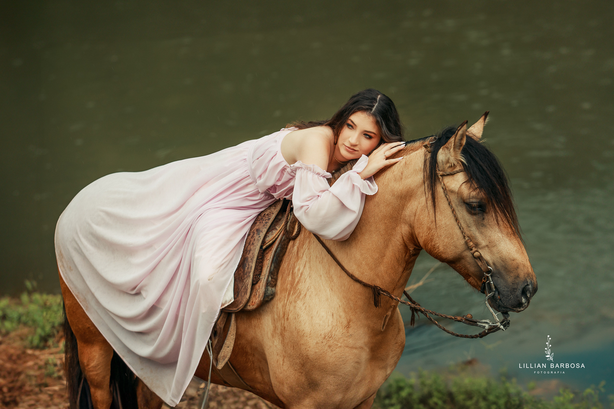 ensaio-de-dezoito-anos-com-cavalo-baloes-vestido-rosa-no-sitio-fotogaraf-de-orleans-fotografa-de-lauro-muller-fotografa-destaque-do-ano-de-2023-