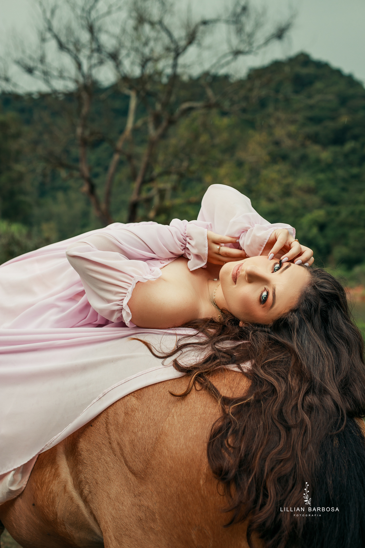 ensaio-de-dezoito-anos-com-cavalo-baloes-vestido-rosa-no-sitio-fotogaraf-de-orleans-fotografa-de-lauro-muller-fotografa-destaque-do-ano-de-2023-