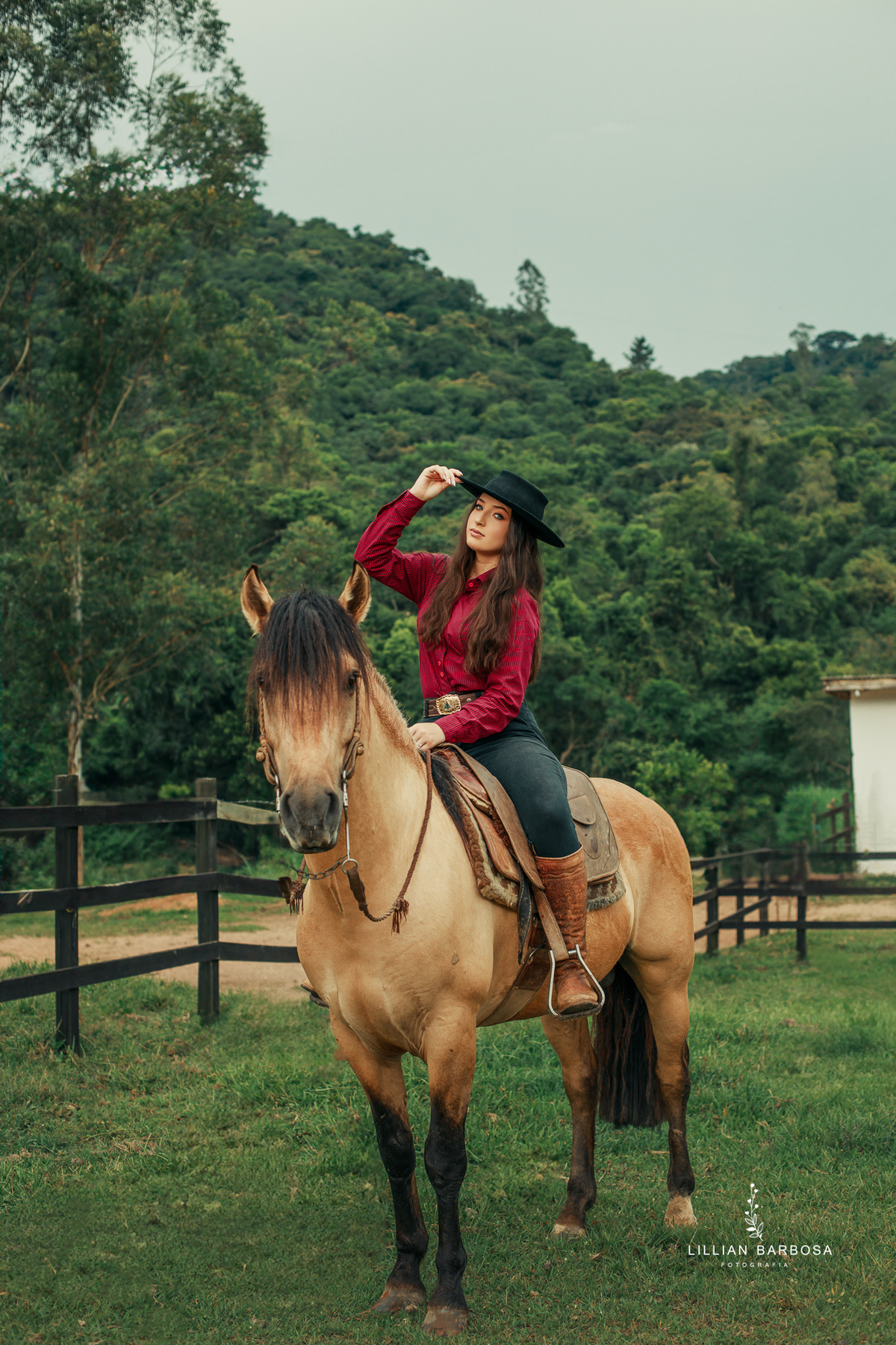 ensaio-de-dezoito-anos-com-cavalo-baloes-vestido-rosa-no-sitio-fotogaraf-de-orleans-fotografa-de-lauro-muller-fotografa-destaque-do-ano-de-2023-