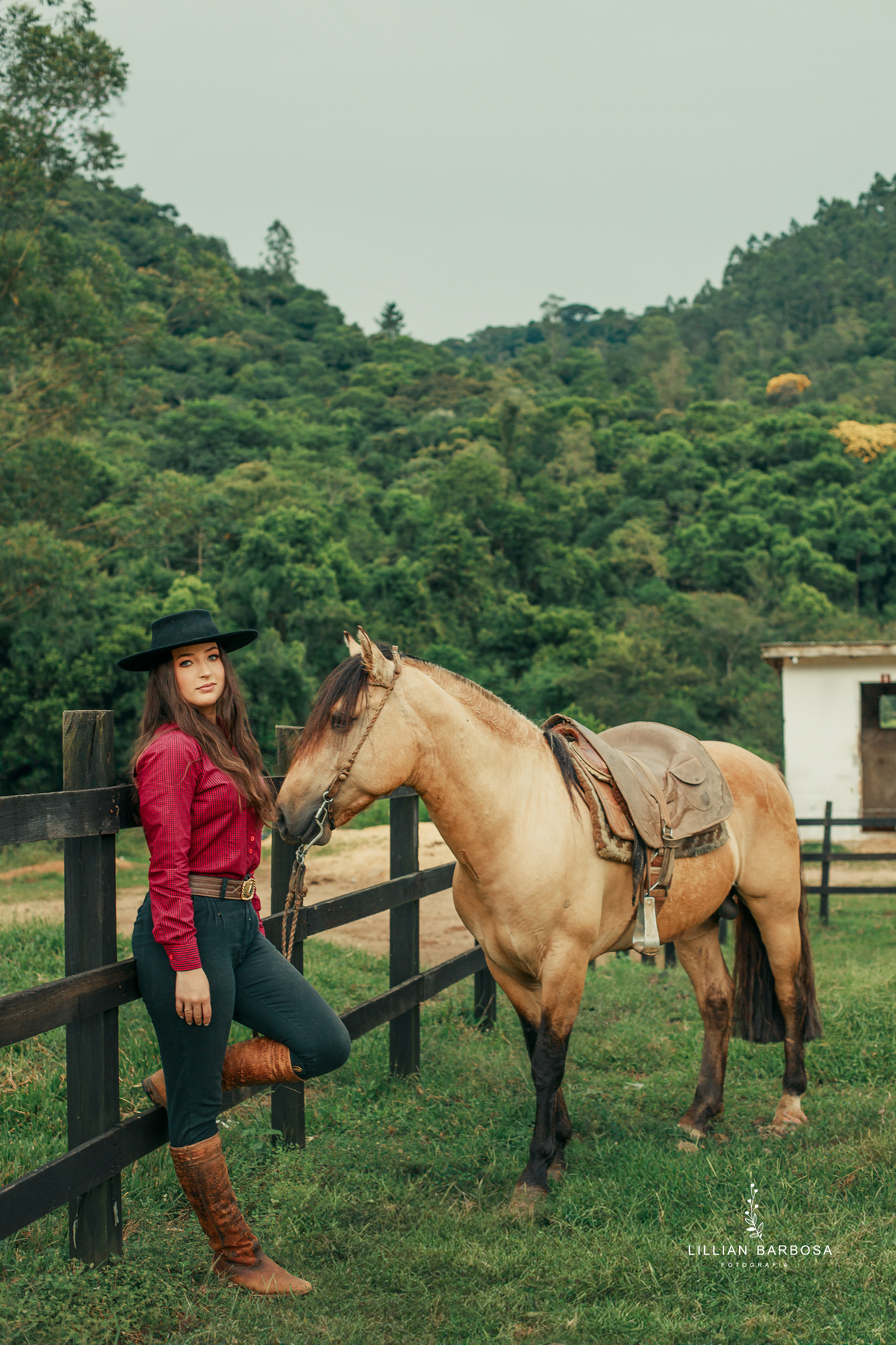 ensaio-de-dezoito-anos-com-cavalo-baloes-vestido-rosa-no-sitio-fotogaraf-de-orleans-fotografa-de-lauro-muller-fotografa-destaque-do-ano-de-2023-