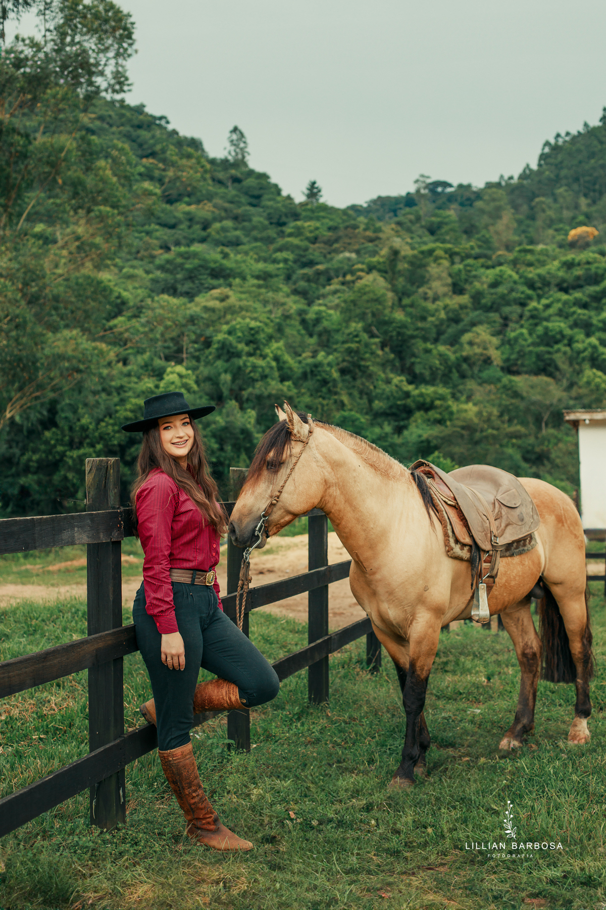 ensaio-de-dezoito-anos-com-cavalo-baloes-vestido-rosa-no-sitio-fotogaraf-de-orleans-fotografa-de-lauro-muller-fotografa-destaque-do-ano-de-2023-