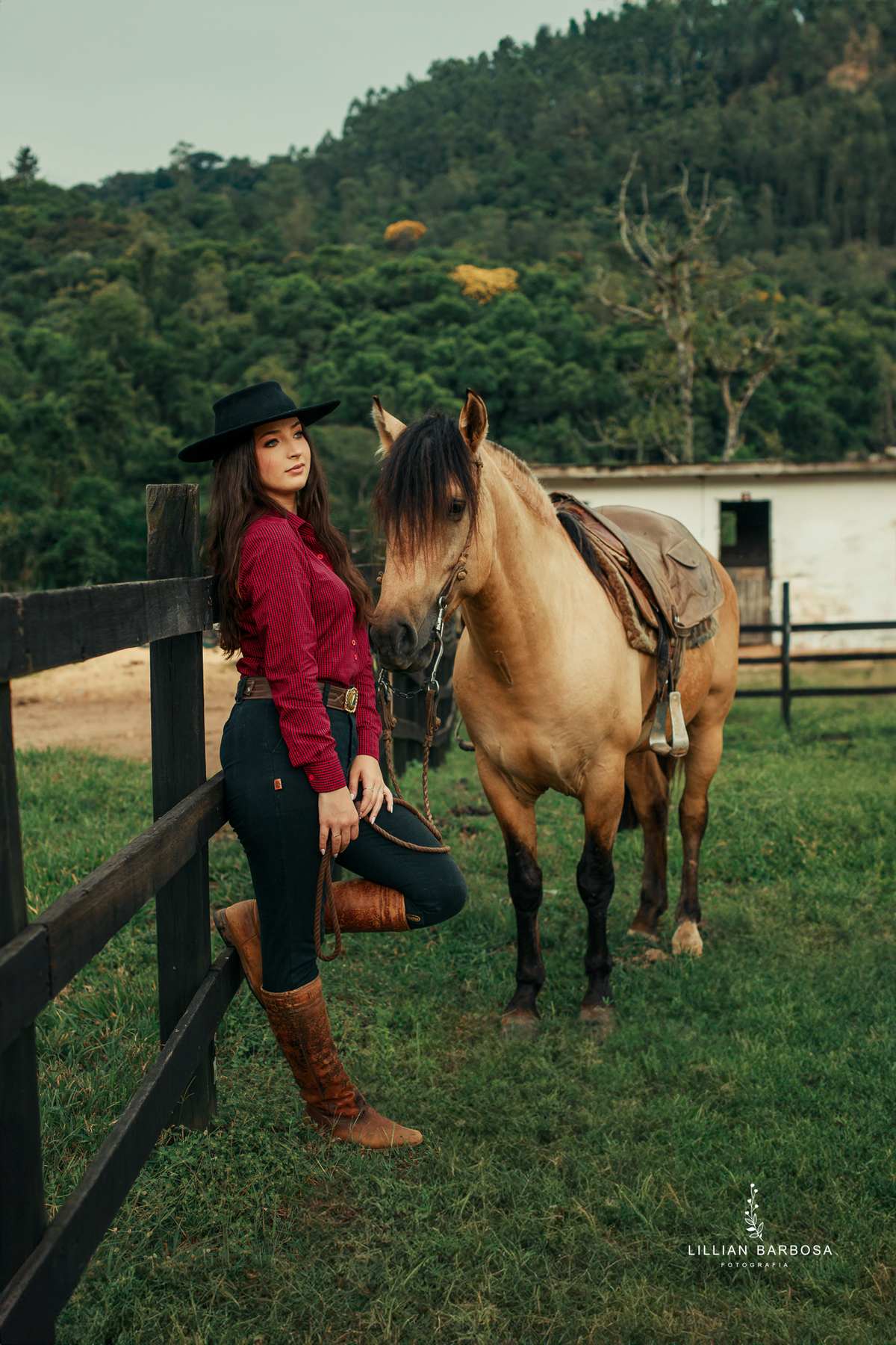 ensaio-de-dezoito-anos-com-cavalo-baloes-vestido-rosa-no-sitio-fotogaraf-de-orleans-fotografa-de-lauro-muller-fotografa-destaque-do-ano-de-2023-