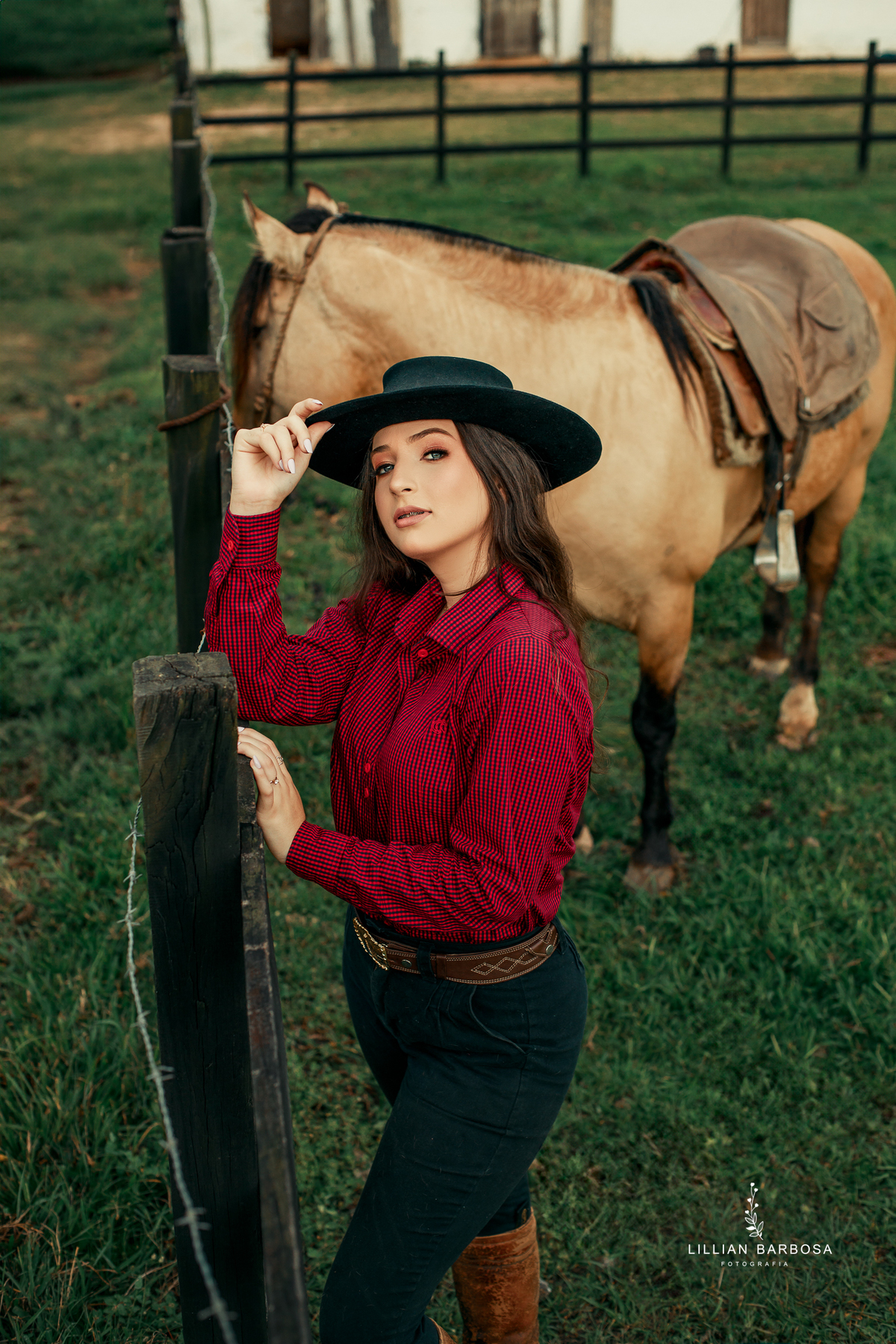 ensaio-de-dezoito-anos-com-cavalo-baloes-vestido-rosa-no-sitio-fotogaraf-de-orleans-fotografa-de-lauro-muller-fotografa-destaque-do-ano-de-2023-