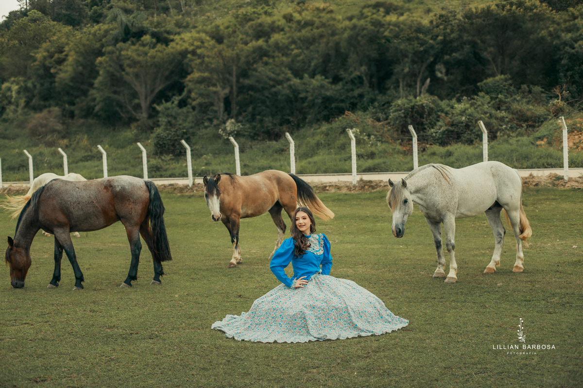 ensaio-de-dezoito-anos-com-cavalo-baloes-vestido-rosa-no-sitio-fotogaraf-de-orleans-fotografa-de-lauro-muller-fotografa-destaque-do-ano-de-2023-