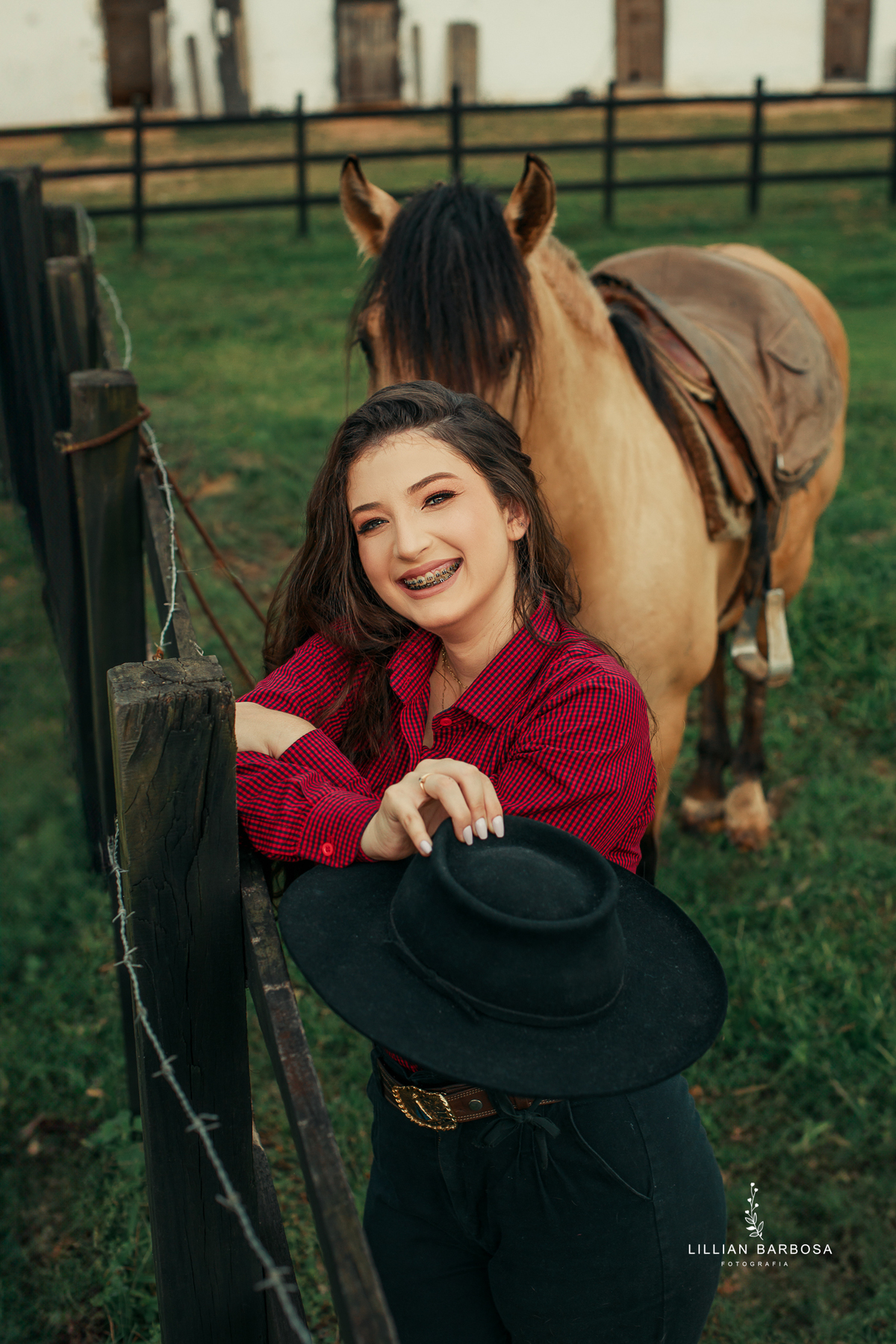 ensaio-de-dezoito-anos-com-cavalo-baloes-vestido-rosa-no-sitio-fotogaraf-de-orleans-fotografa-de-lauro-muller-fotografa-destaque-do-ano-de-2023-