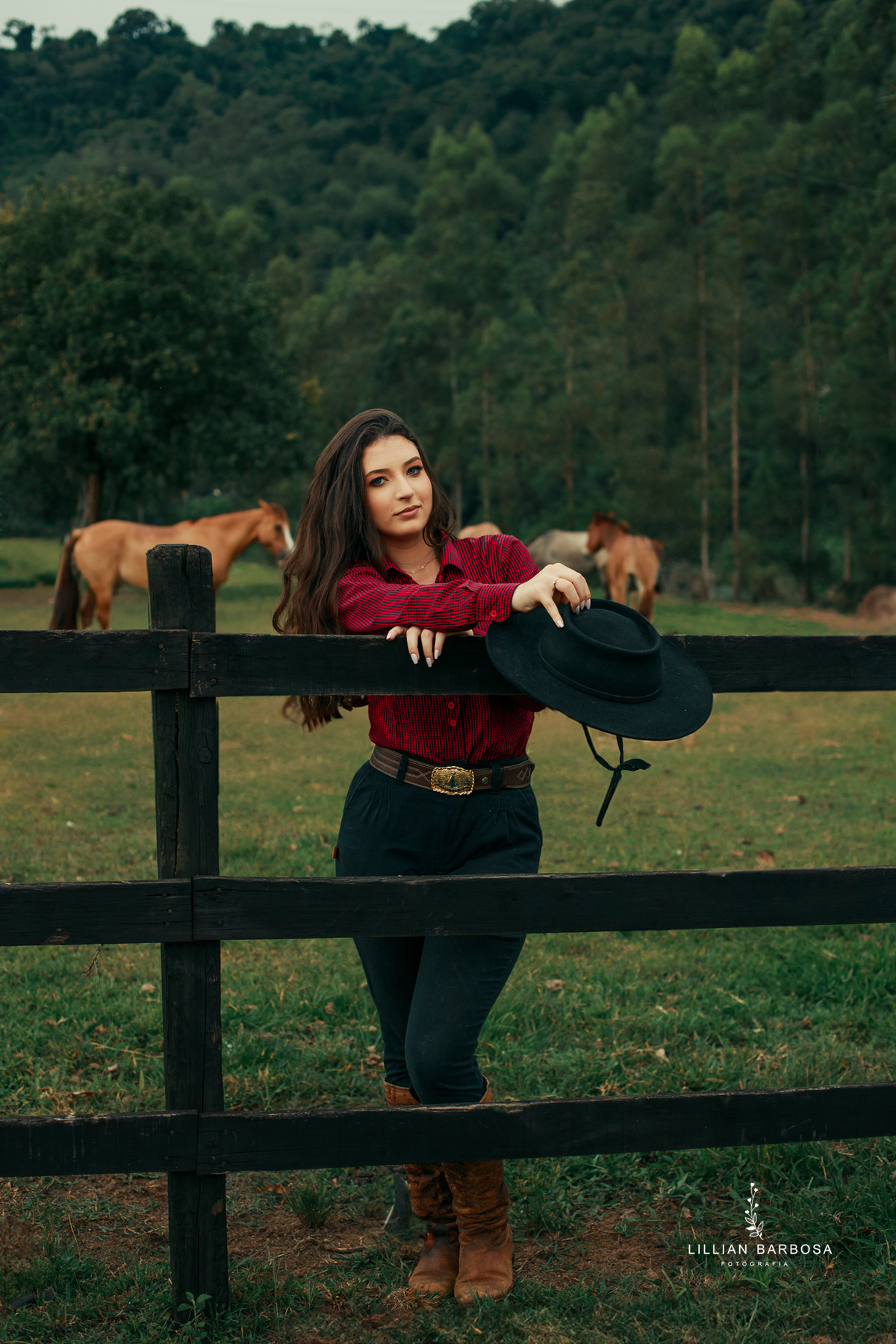 ensaio-de-dezoito-anos-com-cavalo-baloes-vestido-rosa-no-sitio-fotogaraf-de-orleans-fotografa-de-lauro-muller-fotografa-destaque-do-ano-de-2023-