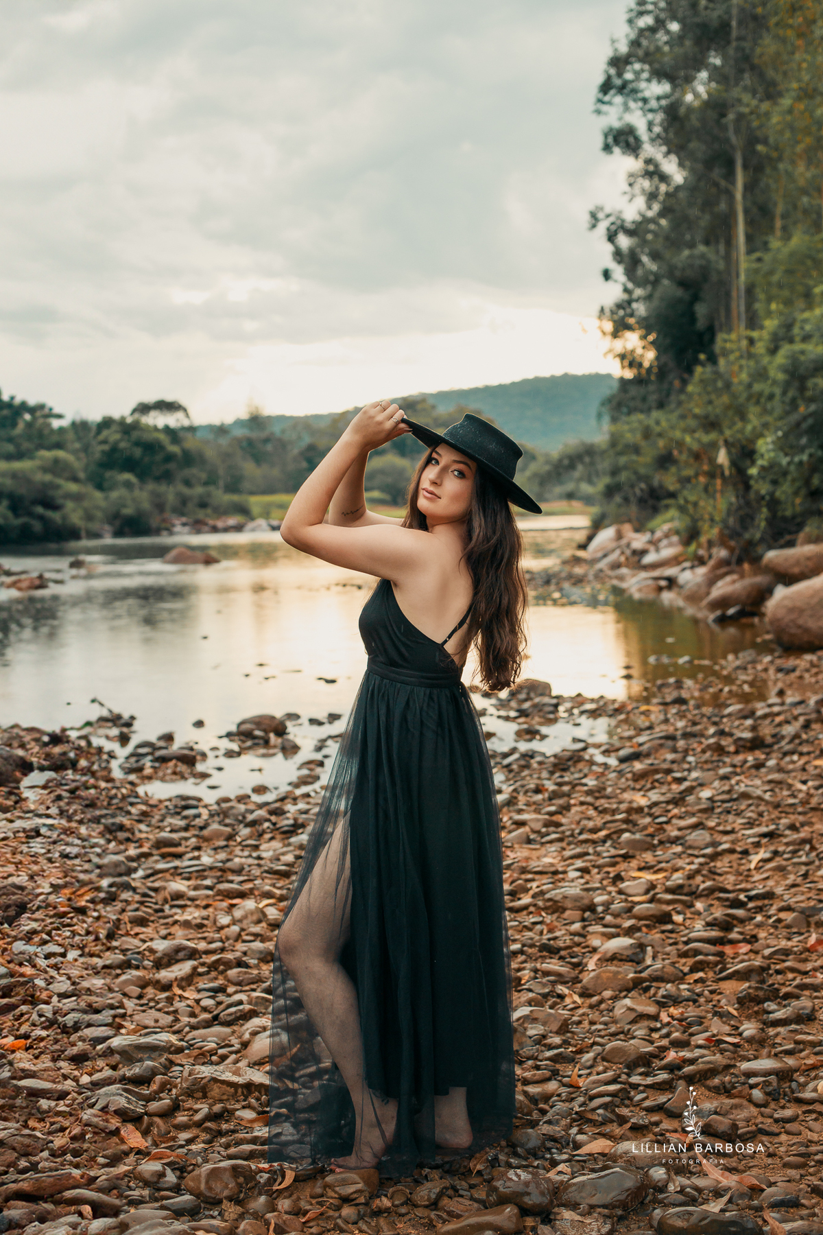 ensaio-de-dezoito-anos-com-cavalo-baloes-vestido-rosa-no-sitio-fotogaraf-de-orleans-fotografa-de-lauro-muller-fotografa-destaque-do-ano-de-2023-