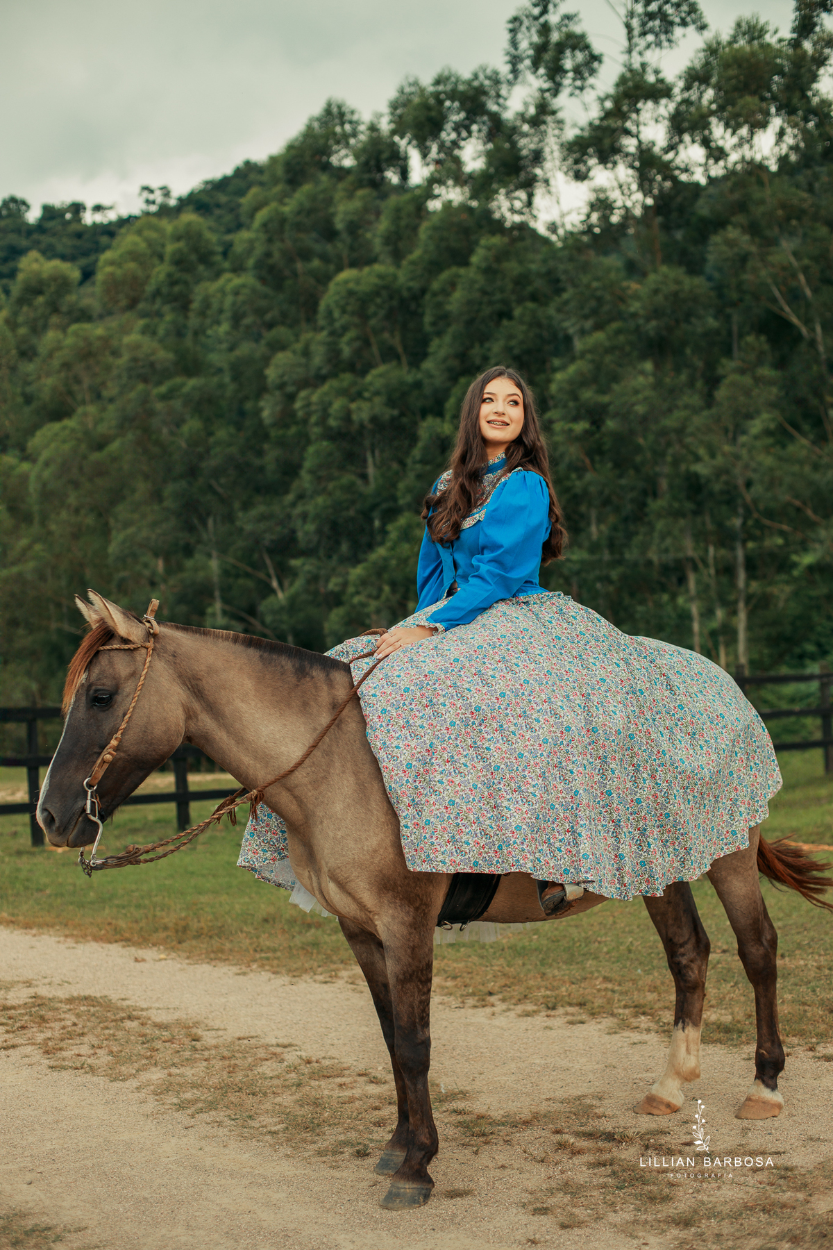 ensaio-de-dezoito-anos-com-cavalo-baloes-vestido-rosa-no-sitio-fotogaraf-de-orleans-fotografa-de-lauro-muller-fotografa-destaque-do-ano-de-2023-