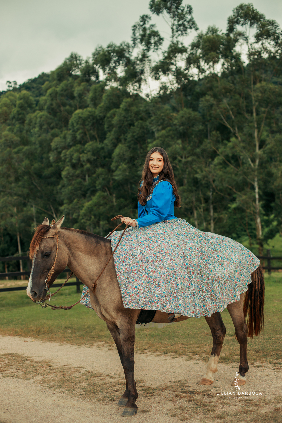 ensaio-de-dezoito-anos-com-cavalo-baloes-vestido-rosa-no-sitio-fotogaraf-de-orleans-fotografa-de-lauro-muller-fotografa-destaque-do-ano-de-2023-