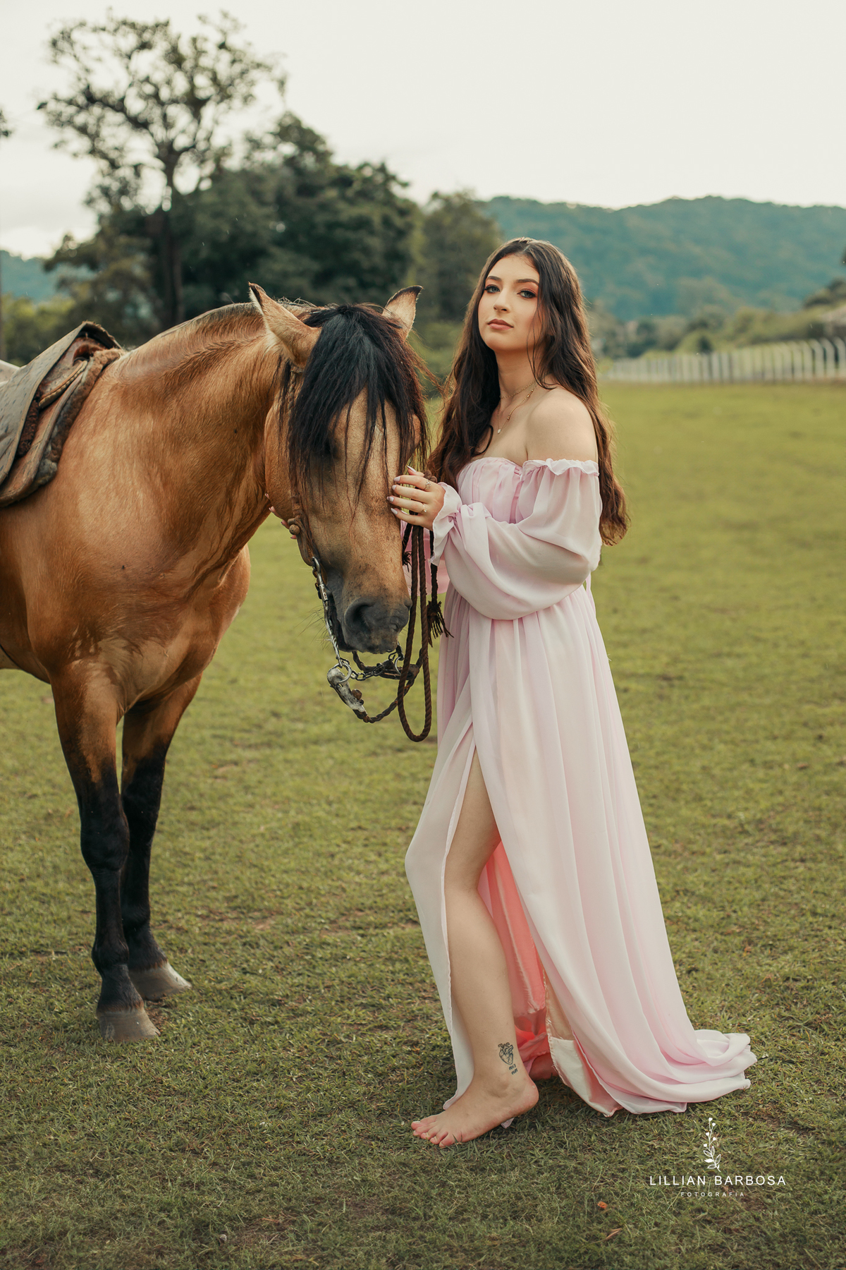ensaio-de-dezoito-anos-com-cavalo-baloes-vestido-rosa-no-sitio-fotogaraf-de-orleans-fotografa-de-lauro-muller-fotografa-destaque-do-ano-de-2023-