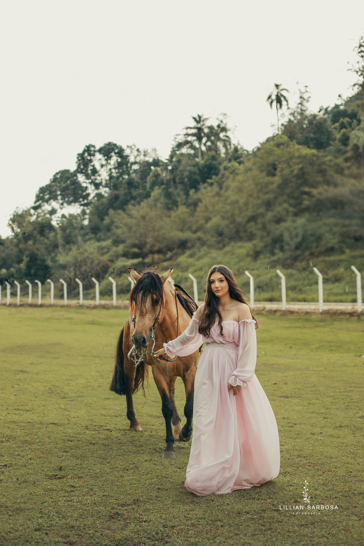 ensaio-de-dezoito-anos-com-cavalo-baloes-vestido-rosa-no-sitio-fotogaraf-de-orleans-fotografa-de-lauro-muller-fotografa-destaque-do-ano-de-2023-