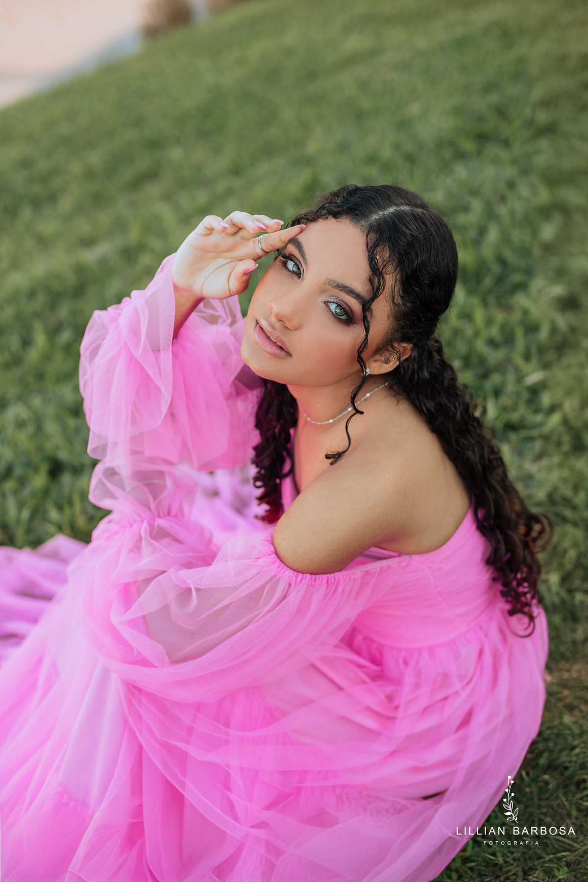 ensaio-de-quinze anos--ensaio-externo-em-lauro-muller-santa-catarina-vestido-rosa-pink-bem-barbie-em-uma-fazenda-um--do-sol-vestido-azul-vestido-de-brilho-balanço-lillian-barbosa-fotografia-fotografa-de-lauro-muller-