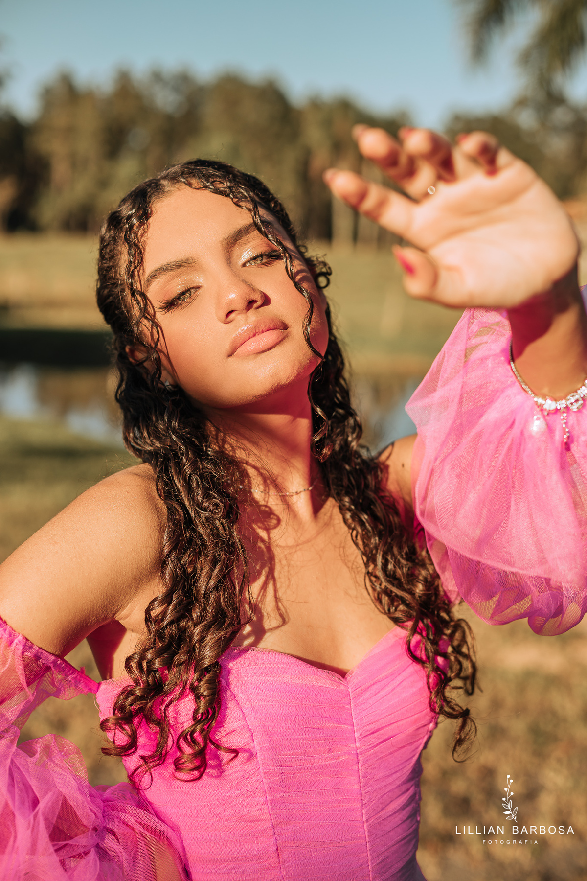 ensaio-de-quinze anos--ensaio-externo-em-lauro-muller-santa-catarina-vestido-rosa-pink-bem-barbie-em-uma-fazenda-um--do-sol-vestido-azul-vestido-de-brilho-balanço-lillian-barbosa-fotografia-fotografa-de-lauro-muller-