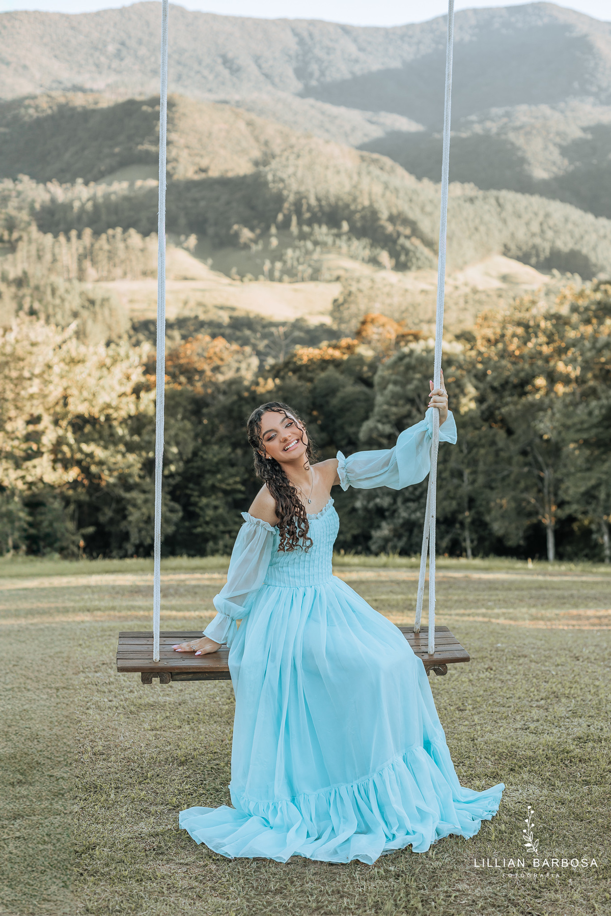 ensaio-de-quinze anos--ensaio-externo-em-lauro-muller-santa-catarina-vestido-rosa-pink-bem-barbie-em-uma-fazenda-um--do-sol-vestido-azul-vestido-de-brilho-balanço-lillian-barbosa-fotografia-fotografa-de-lauro-muller-