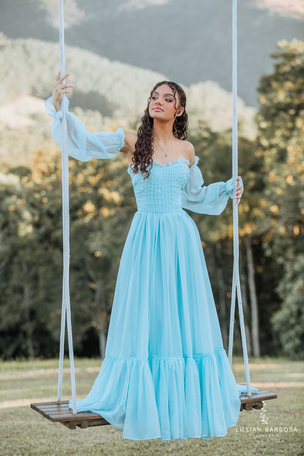 ensaio-de-quinze anos--ensaio-externo-em-lauro-muller-santa-catarina-vestido-rosa-pink-bem-barbie-em-uma-fazenda-um--do-sol-vestido-azul-vestido-de-brilho-balanço-lillian-barbosa-fotografia-fotografa-de-lauro-muller-