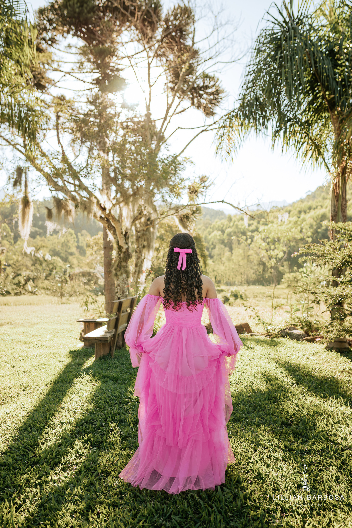 ensaio-de-quinze anos--ensaio-externo-em-lauro-muller-santa-catarina-vestido-rosa-pink-bem-barbie-em-uma-fazenda-um--do-sol-vestido-azul-vestido-de-brilho-balanço-lillian-barbosa-fotografia-fotografa-de-lauro-muller-