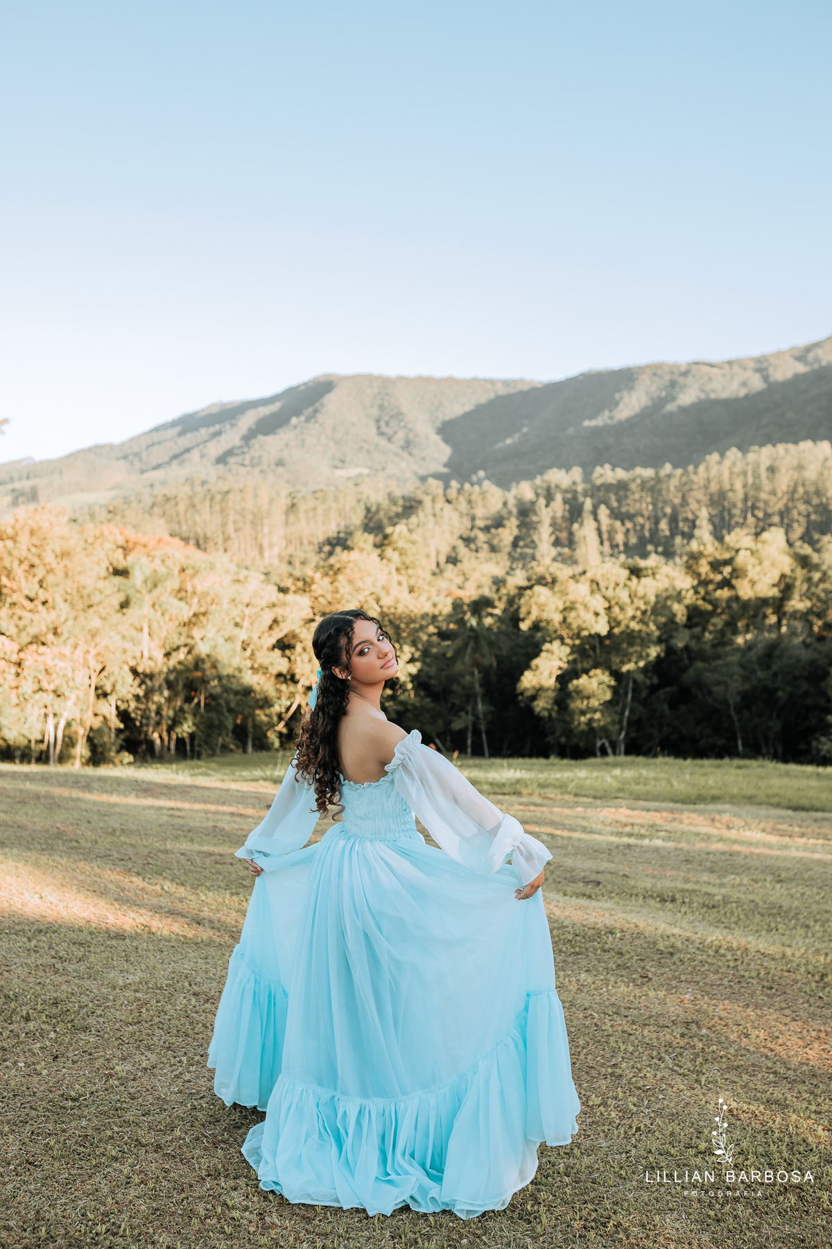 ensaio-de-quinze anos--ensaio-externo-em-lauro-muller-santa-catarina-vestido-rosa-pink-bem-barbie-em-uma-fazenda-um--do-sol-vestido-azul-vestido-de-brilho-balanço-lillian-barbosa-fotografia-fotografa-de-lauro-muller-