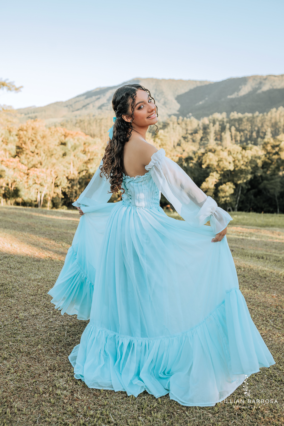 ensaio-de-quinze anos--ensaio-externo-em-lauro-muller-santa-catarina-vestido-rosa-pink-bem-barbie-em-uma-fazenda-um--do-sol-vestido-azul-vestido-de-brilho-balanço-lillian-barbosa-fotografia-fotografa-de-lauro-muller-