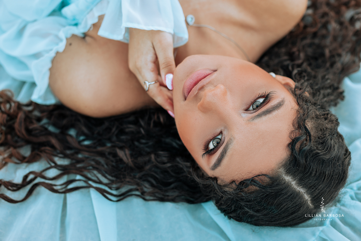 ensaio-de-quinze anos--ensaio-externo-em-lauro-muller-santa-catarina-vestido-rosa-pink-bem-barbie-em-uma-fazenda-um--do-sol-vestido-azul-vestido-de-brilho-balanço-lillian-barbosa-fotografia-fotografa-de-lauro-muller-