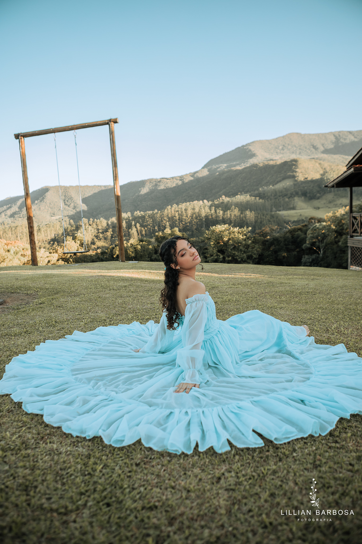 ensaio-de-quinze anos--ensaio-externo-em-lauro-muller-santa-catarina-vestido-rosa-pink-bem-barbie-em-uma-fazenda-um--do-sol-vestido-azul-vestido-de-brilho-balanço-lillian-barbosa-fotografia-fotografa-de-lauro-muller-