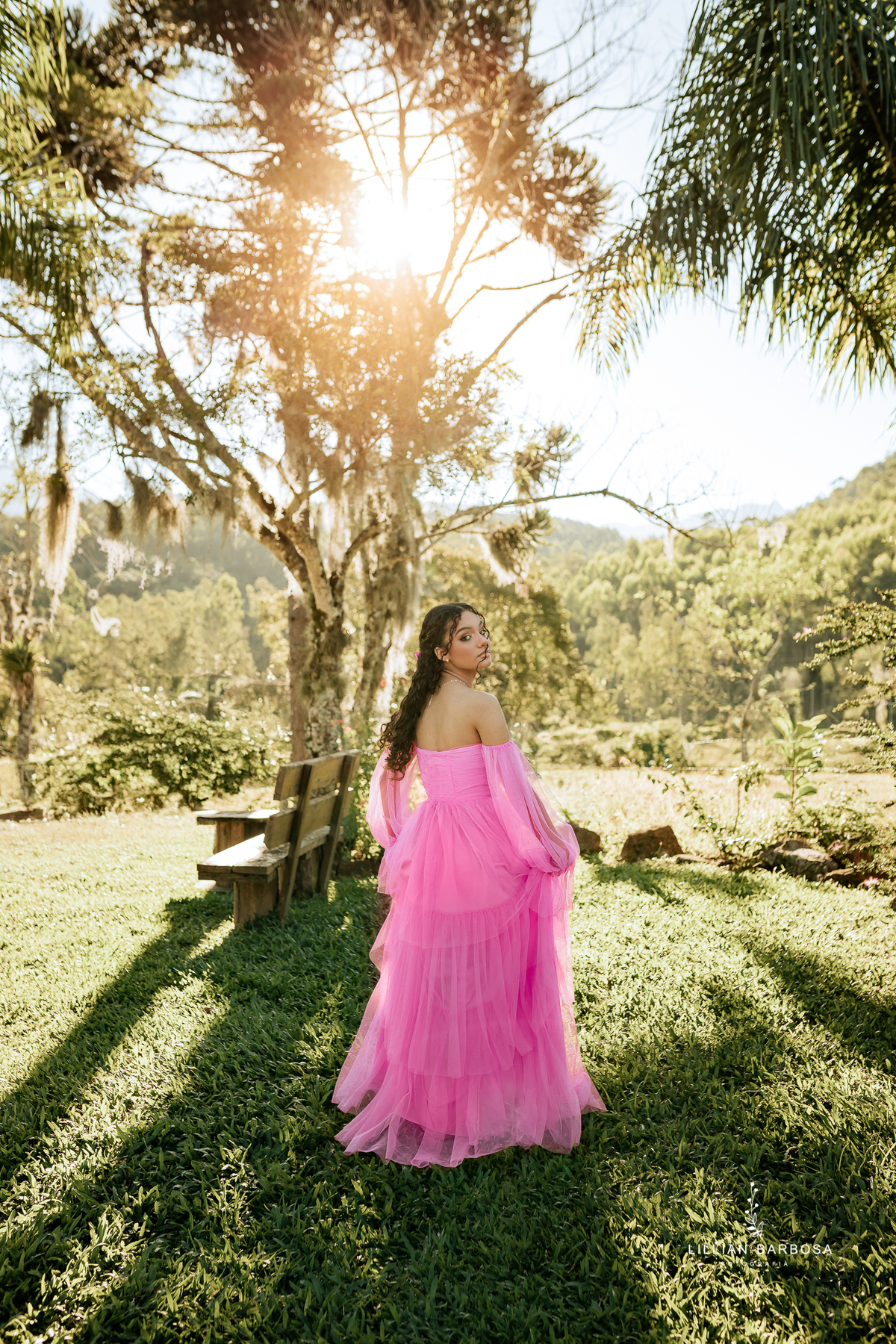 ensaio-de-quinze anos--ensaio-externo-em-lauro-muller-santa-catarina-vestido-rosa-pink-bem-barbie-em-uma-fazenda-um--do-sol-vestido-azul-vestido-de-brilho-balanço-lillian-barbosa-fotografia-fotografa-de-lauro-muller-