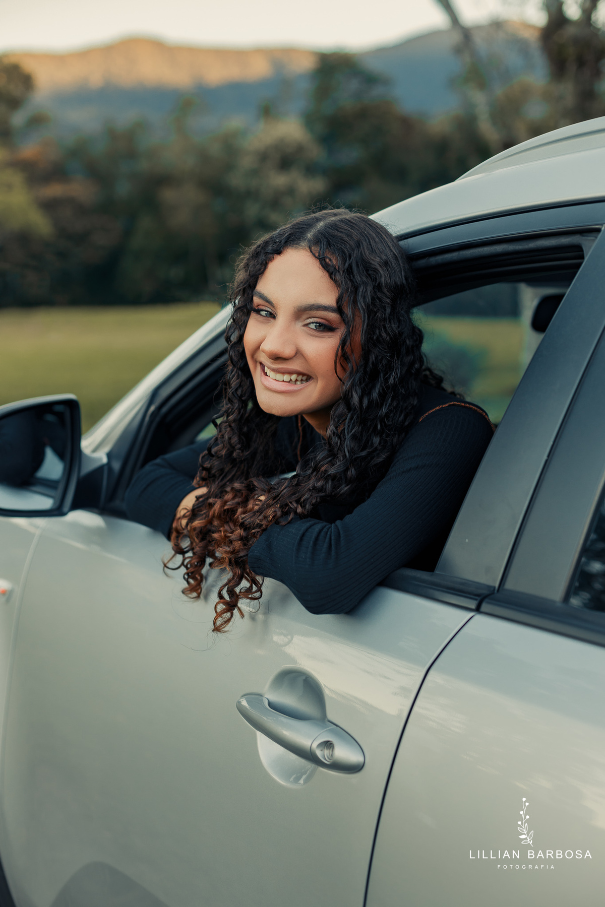 ensaio-de-quinze anos--ensaio-externo-em-lauro-muller-santa-catarina-vestido-rosa-pink-bem-barbie-em-uma-fazenda-um--do-sol-vestido-azul-vestido-de-brilho-balanço-lillian-barbosa-fotografia-fotografa-de-lauro-muller-
