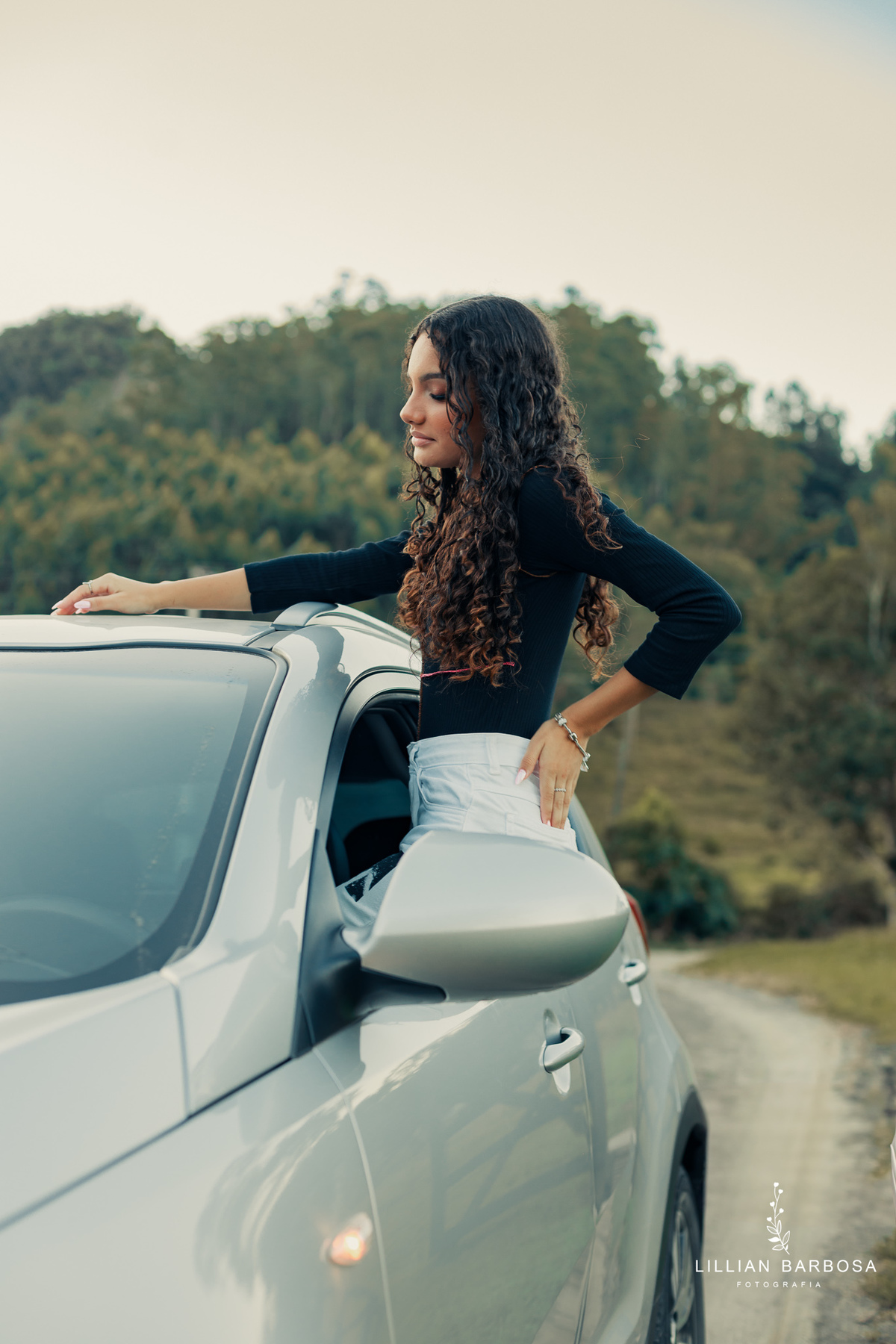 ensaio-de-quinze anos--ensaio-externo-em-lauro-muller-santa-catarina-vestido-rosa-pink-bem-barbie-em-uma-fazenda-um--do-sol-vestido-azul-vestido-de-brilho-balanço-lillian-barbosa-fotografia-fotografa-de-lauro-muller-