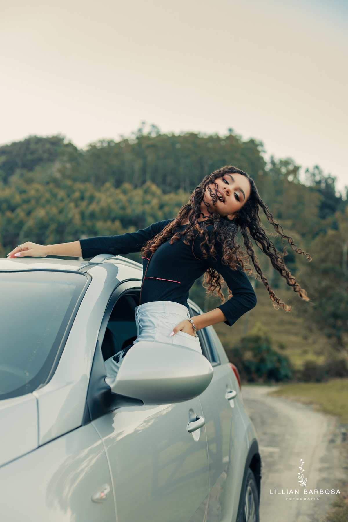 ensaio-de-quinze anos--ensaio-externo-em-lauro-muller-santa-catarina-vestido-rosa-pink-bem-barbie-em-uma-fazenda-um--do-sol-vestido-azul-vestido-de-brilho-balanço-lillian-barbosa-fotografia-fotografa-de-lauro-muller-