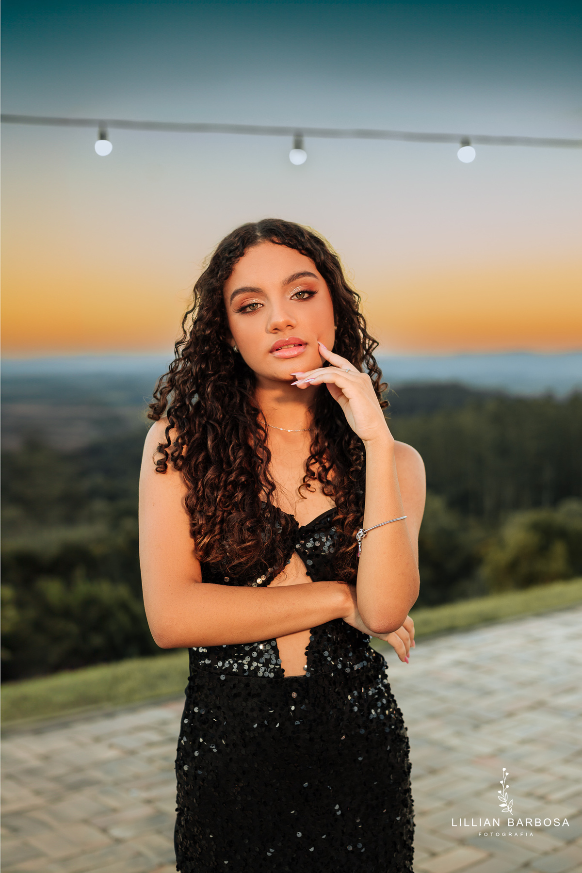 ensaio-de-quinze anos--ensaio-externo-em-lauro-muller-santa-catarina-vestido-rosa-pink-bem-barbie-em-uma-fazenda-um--do-sol-vestido-azul-vestido-de-brilho-balanço-lillian-barbosa-fotografia-fotografa-de-lauro-muller-