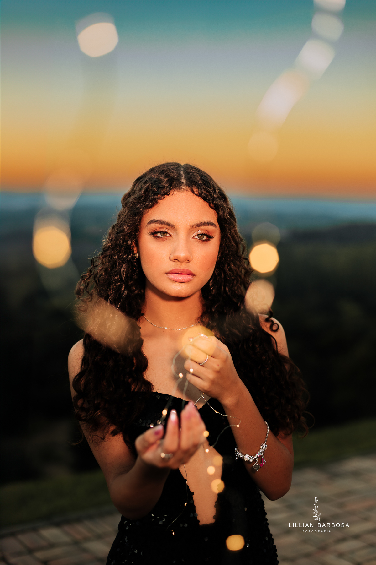 ensaio-de-quinze anos--ensaio-externo-em-lauro-muller-santa-catarina-vestido-rosa-pink-bem-barbie-em-uma-fazenda-um--do-sol-vestido-azul-vestido-de-brilho-balanço-lillian-barbosa-fotografia-fotografa-de-lauro-muller-