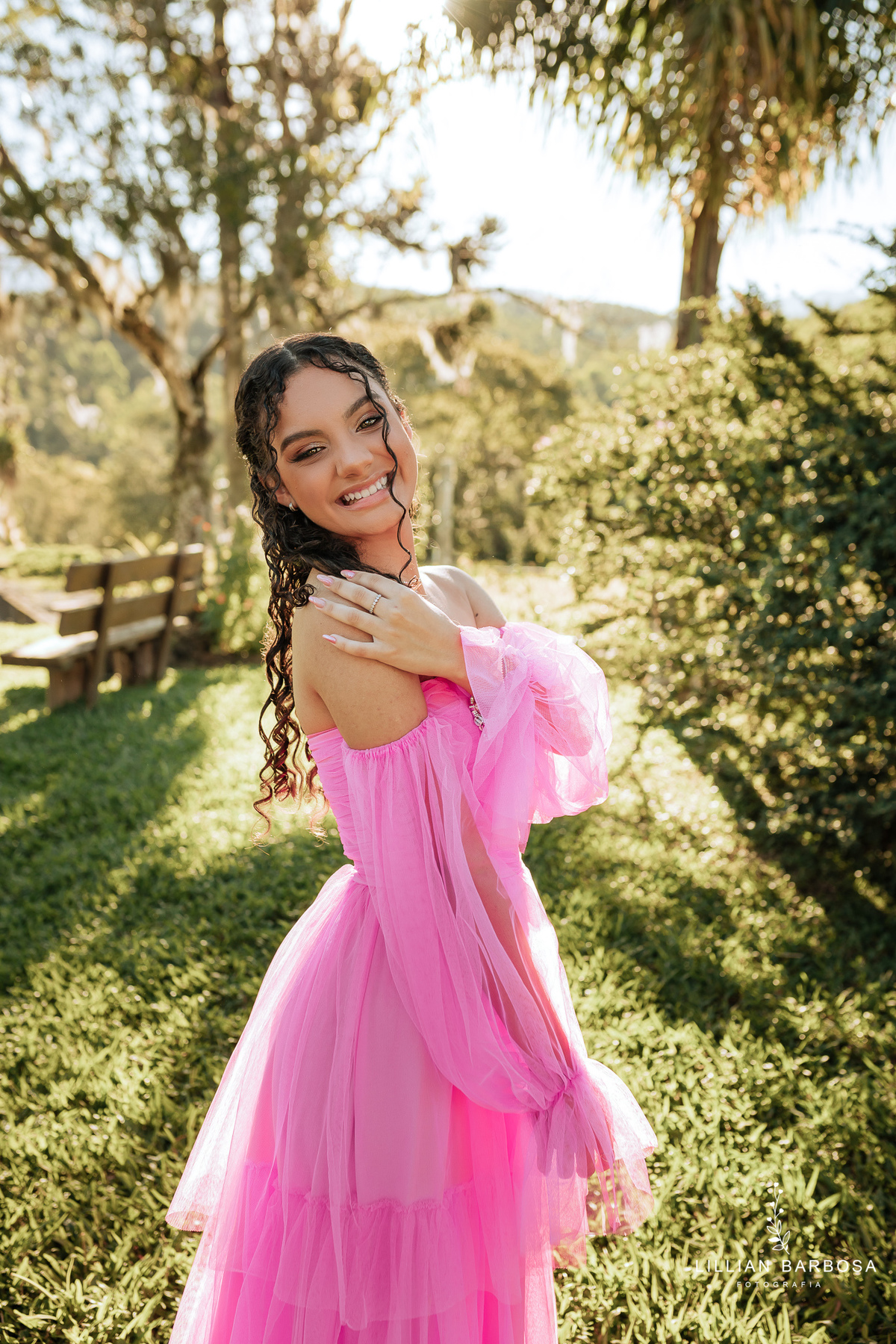 ensaio-de-quinze anos--ensaio-externo-em-lauro-muller-santa-catarina-vestido-rosa-pink-bem-barbie-em-uma-fazenda-um--do-sol-vestido-azul-vestido-de-brilho-balanço-lillian-barbosa-fotografia-fotografa-de-lauro-muller-