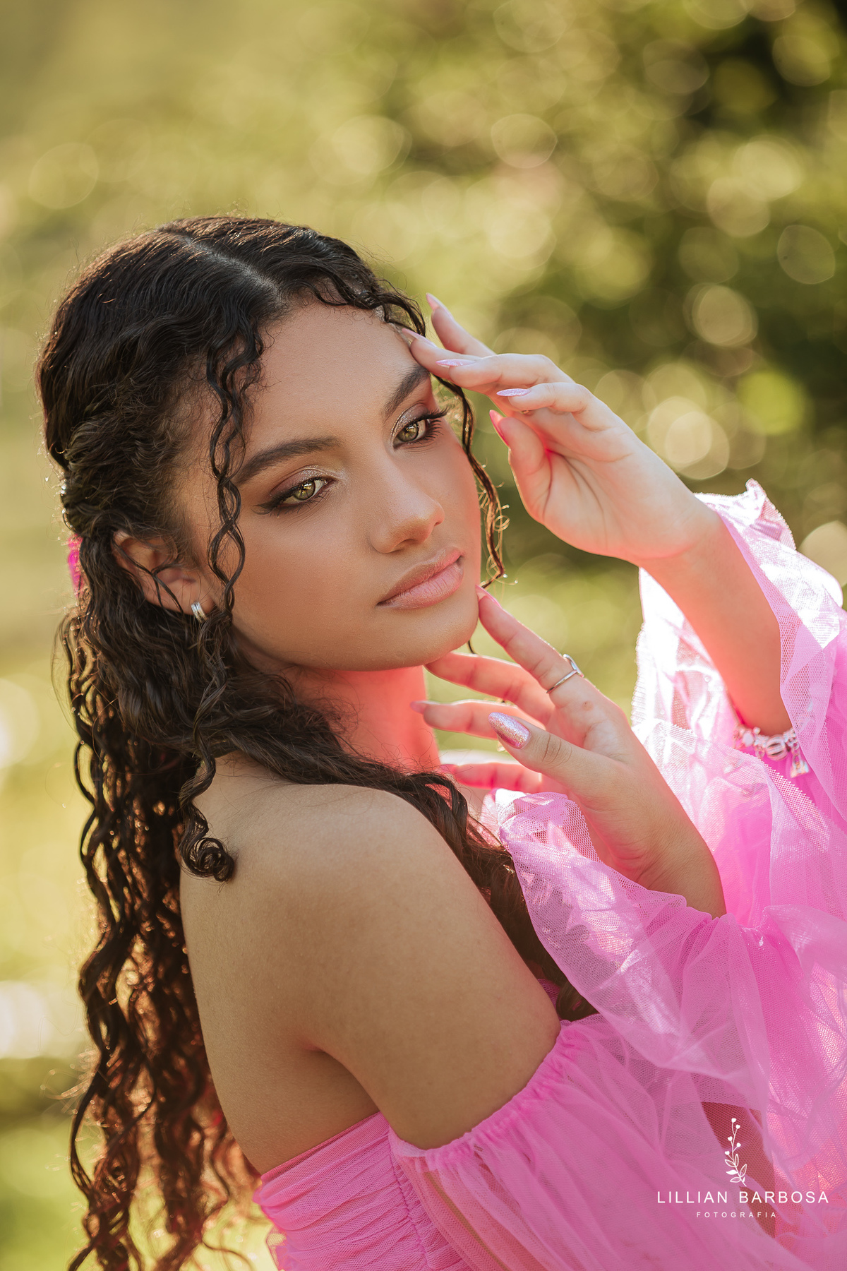 ensaio-de-quinze anos--ensaio-externo-em-lauro-muller-santa-catarina-vestido-rosa-pink-bem-barbie-em-uma-fazenda-um--do-sol-vestido-azul-vestido-de-brilho-balanço-lillian-barbosa-fotografia-fotografa-de-lauro-muller-