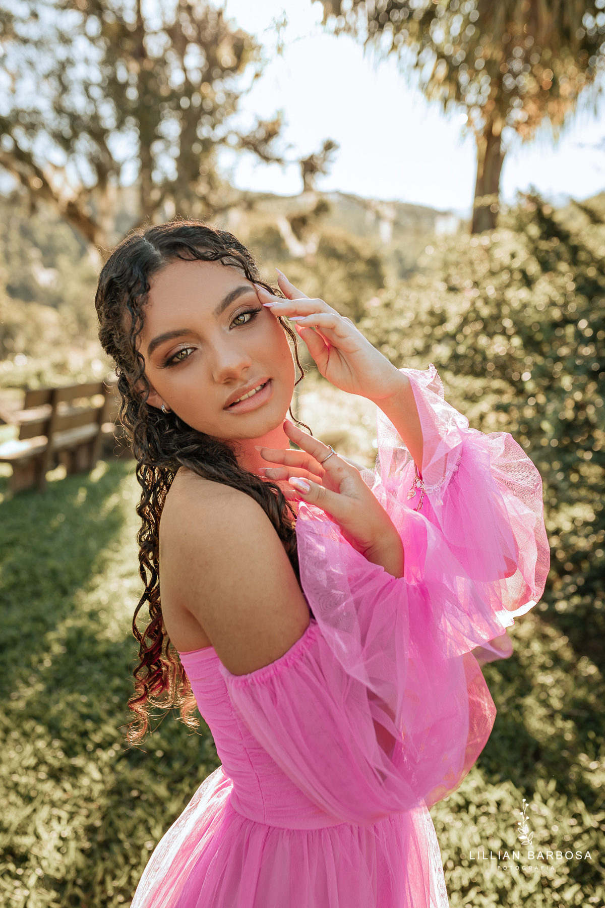 ensaio-de-quinze anos--ensaio-externo-em-lauro-muller-santa-catarina-vestido-rosa-pink-bem-barbie-em-uma-fazenda-um--do-sol-vestido-azul-vestido-de-brilho-balanço-lillian-barbosa-fotografia-fotografa-de-lauro-muller-