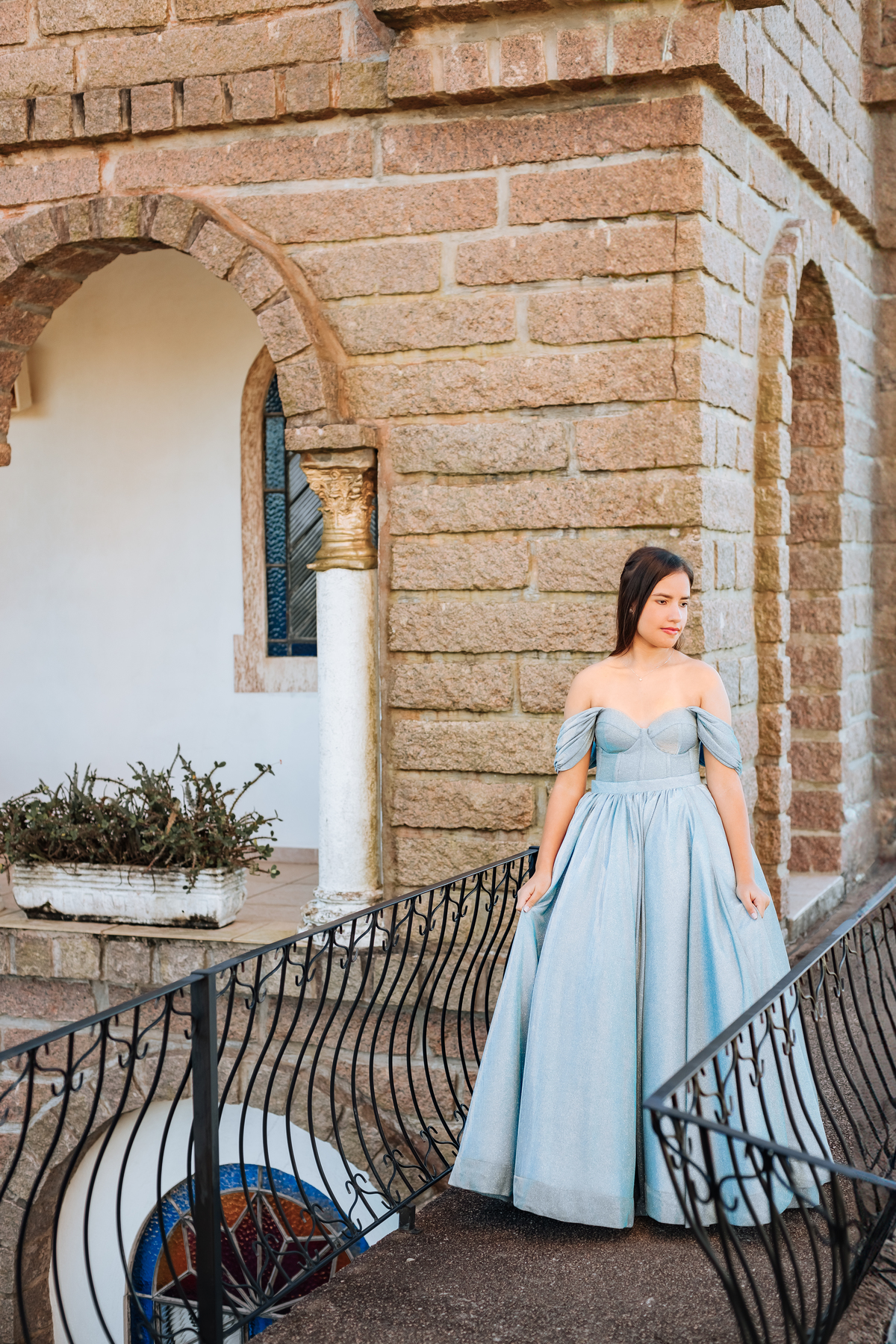 ensaio-de-quinze anos-ensaio-externo-em-treze-de-maio-santa-catarina-vestido-azul-castelo-belvedere-um-do-sol-vestido--lillian-barbosa-fotografia-fotografa-de-lauro-muller-fotogarfa-de-treze-de-maio