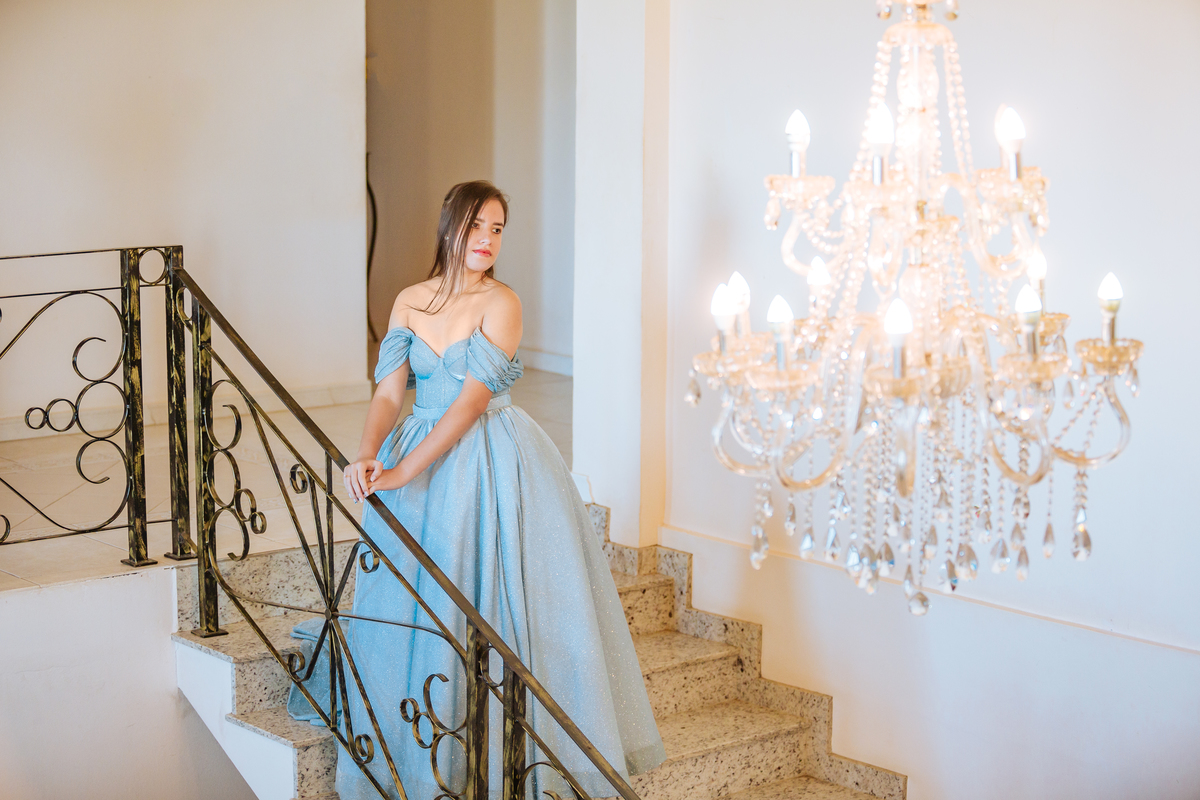 ensaio-de-quinze anos-ensaio-externo-em-treze-de-maio-santa-catarina-vestido-azul-castelo-belvedere-um-do-sol-vestido--lillian-barbosa-fotografia-fotografa-de-lauro-muller-fotogarfa-de-treze-de-maio
