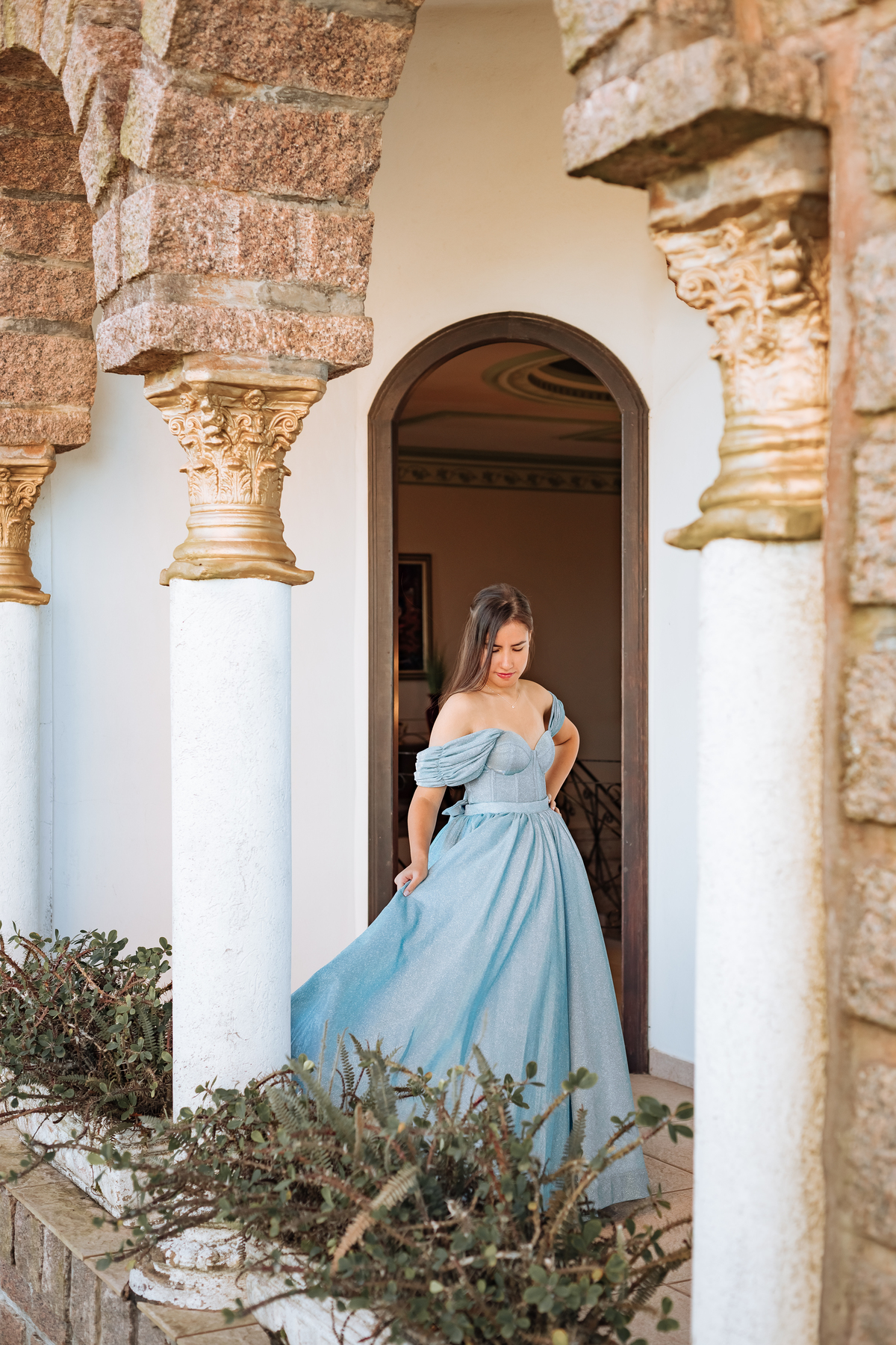 ensaio-de-quinze anos-ensaio-externo-em-treze-de-maio-santa-catarina-vestido-azul-castelo-belvedere-um-do-sol-vestido--lillian-barbosa-fotografia-fotografa-de-lauro-muller-fotogarfa-de-treze-de-maio