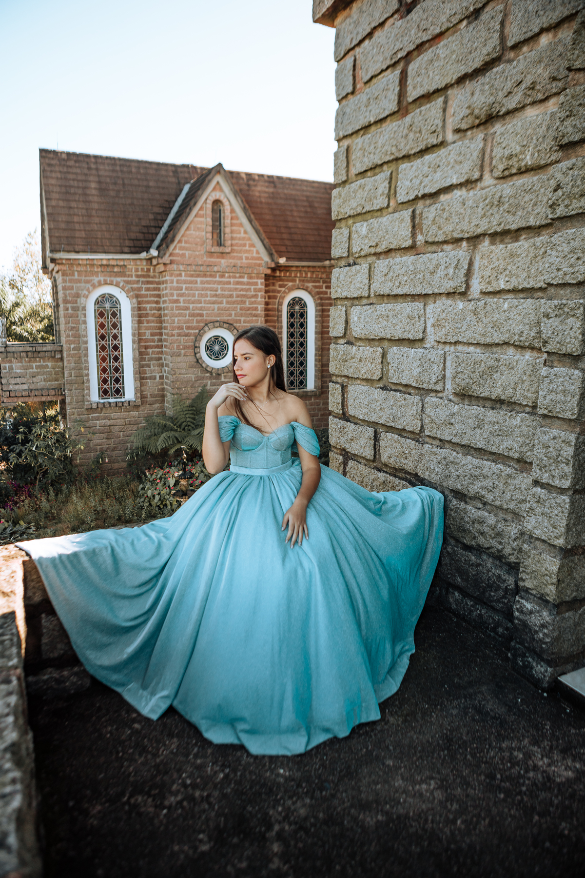 ensaio-de-quinze anos-ensaio-externo-em-treze-de-maio-santa-catarina-vestido-azul-castelo-belvedere-um-do-sol-vestido--lillian-barbosa-fotografia-fotografa-de-lauro-muller-fotogarfa-de-treze-de-maio