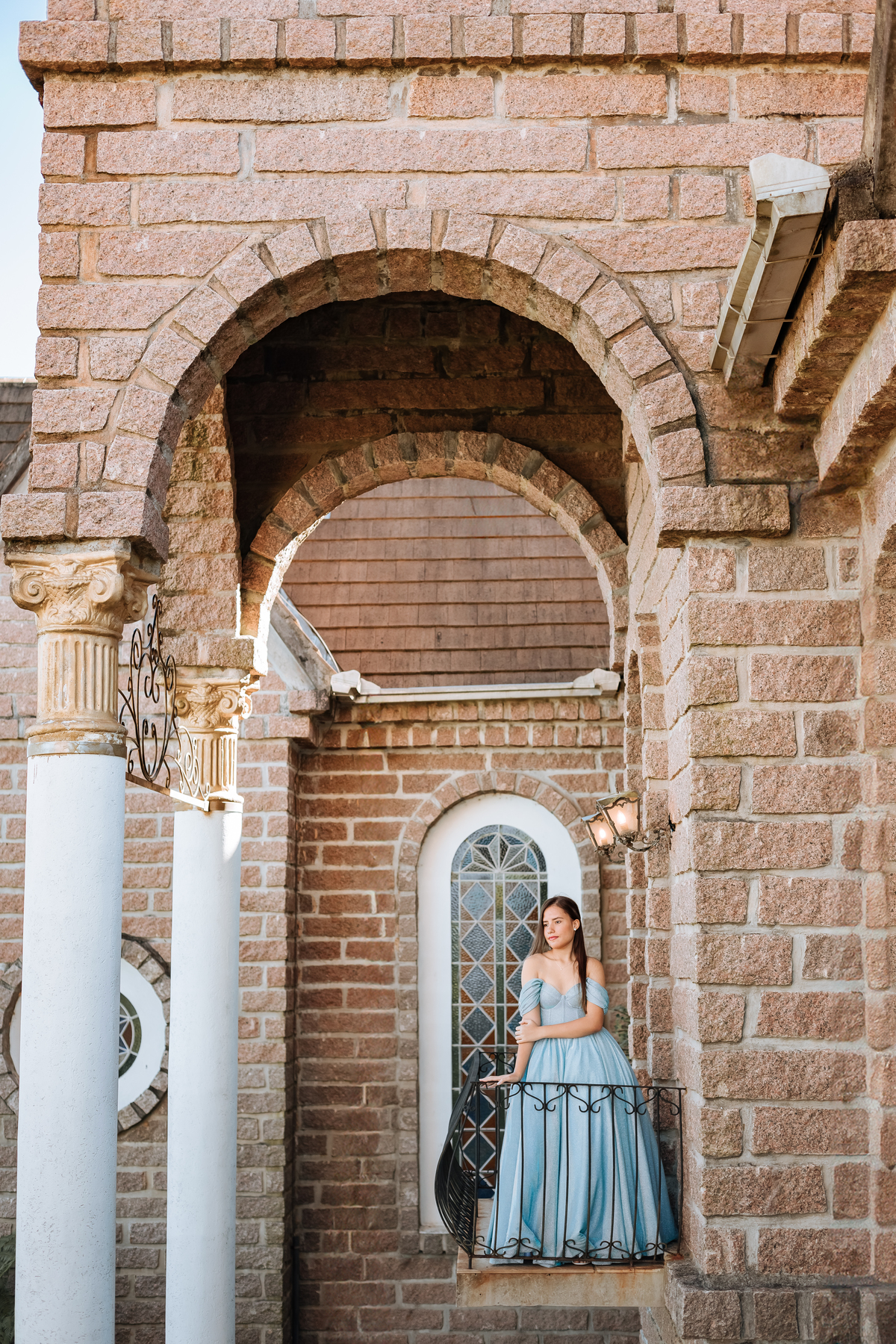 ensaio-de-quinze anos-ensaio-externo-em-treze-de-maio-santa-catarina-vestido-azul-castelo-belvedere-um-do-sol-vestido--lillian-barbosa-fotografia-fotografa-de-lauro-muller-fotogarfa-de-treze-de-maio