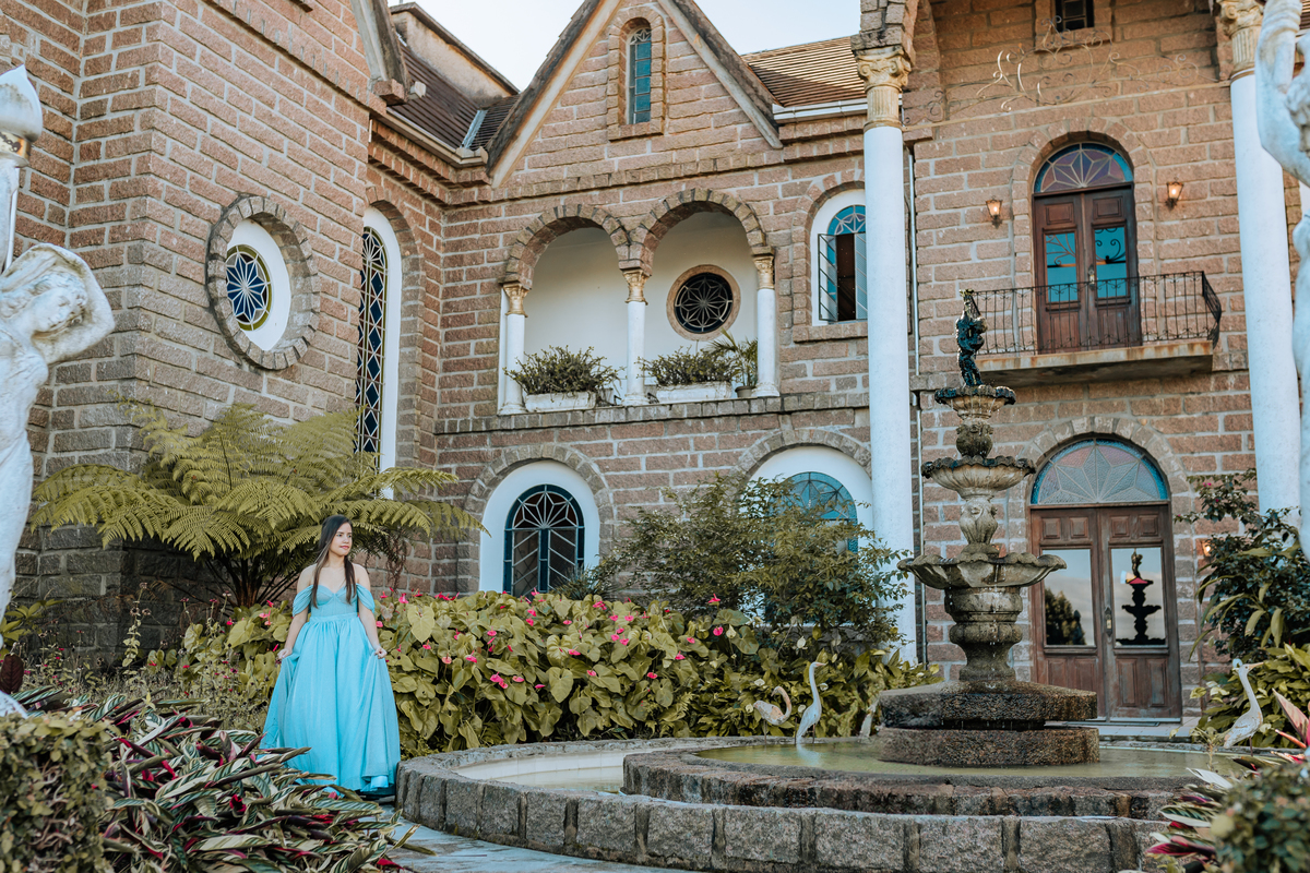 ensaio-de-quinze anos-ensaio-externo-em-treze-de-maio-santa-catarina-vestido-azul-castelo-belvedere-um-do-sol-vestido--lillian-barbosa-fotografia-fotografa-de-lauro-muller-fotogarfa-de-treze-de-maio