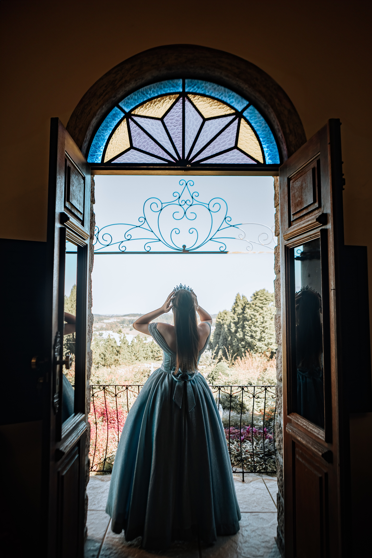 ensaio-de-quinze anos-ensaio-externo-em-treze-de-maio-santa-catarina-vestido-azul-castelo-belvedere-um-do-sol-vestido--lillian-barbosa-fotografia-fotografa-de-lauro-muller-fotogarfa-de-treze-de-maio